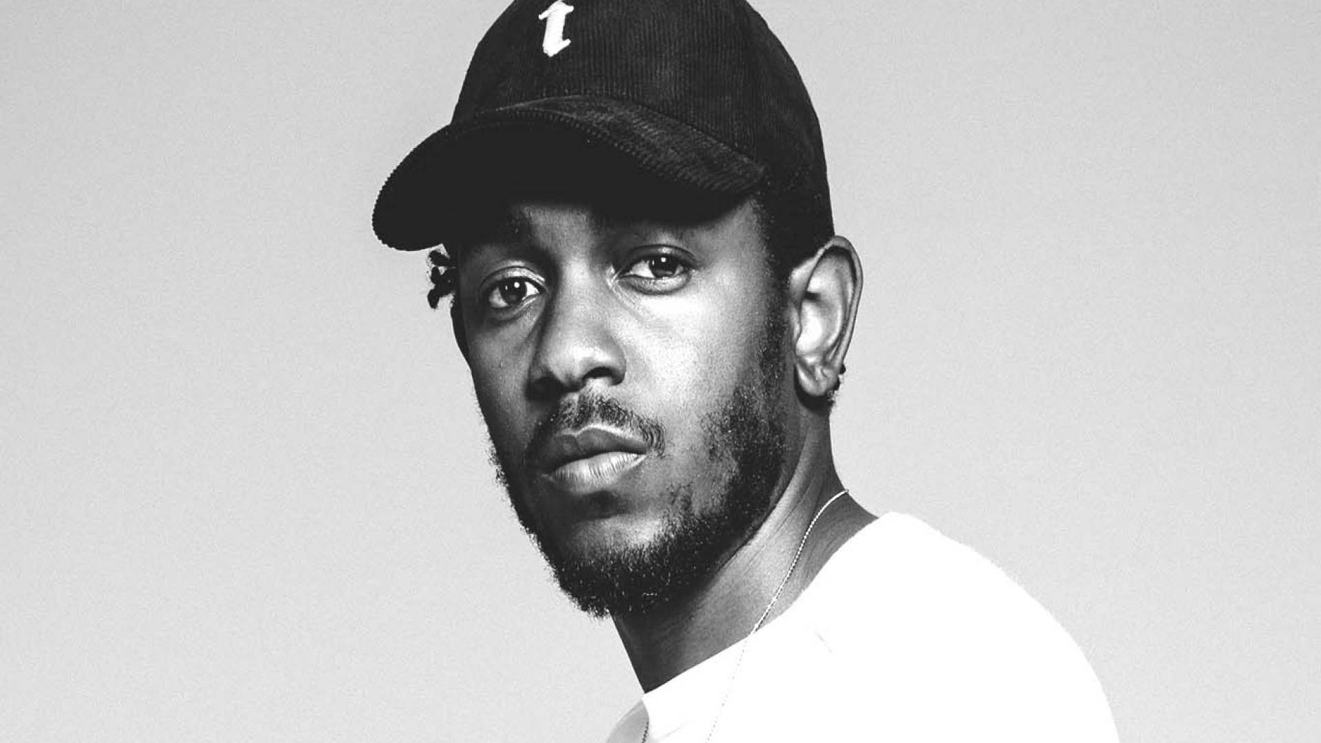 Kendrick 桌布 壁紙 — 一個戴帽子的男人黑白肖像，直接看著相機，表情嚴肅。