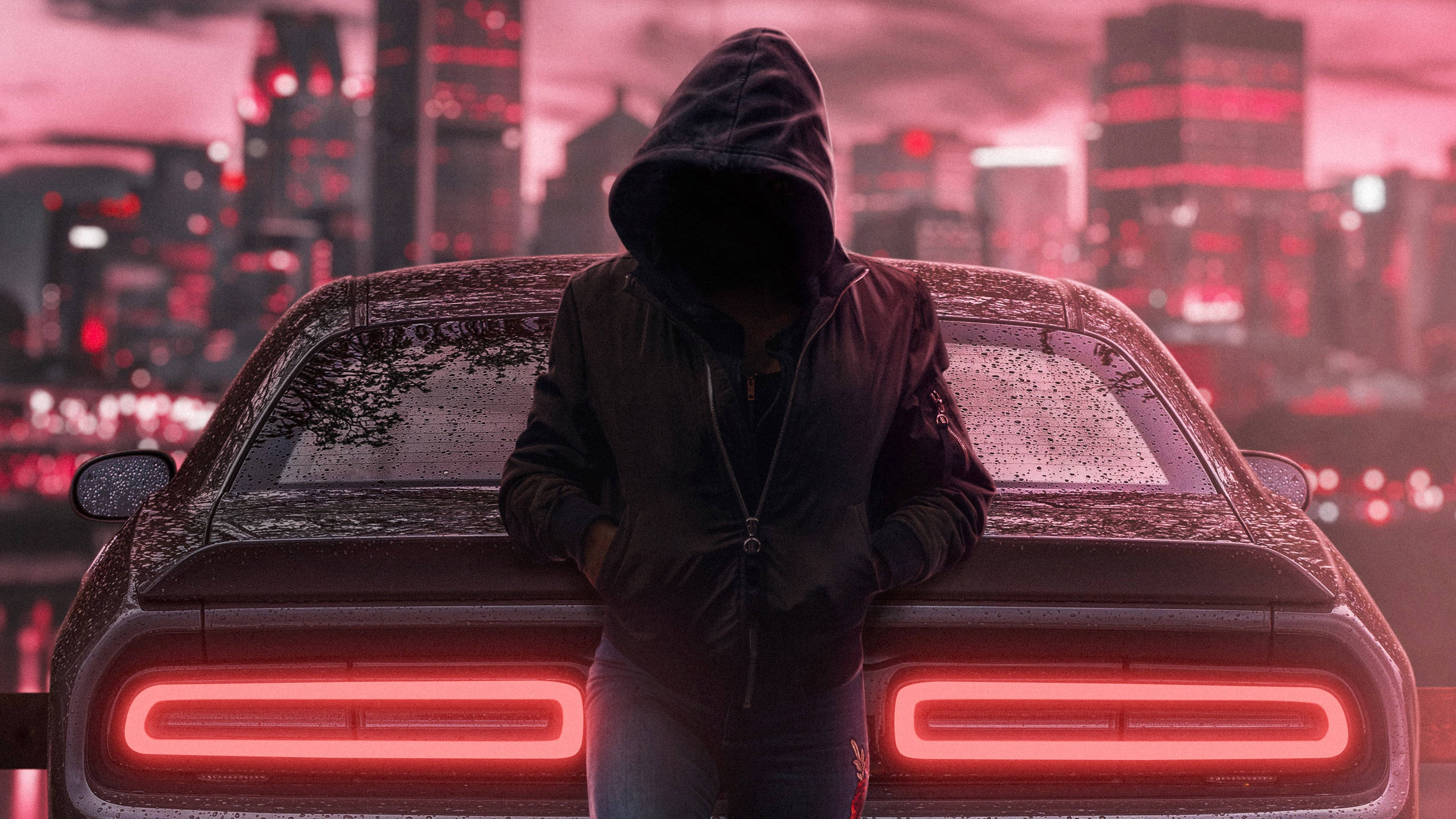 Hoodie 桌布 壁紙 — 一個戴帽子的身影靠在一輛時尚的汽車上，車尾燈發出紅色光芒，背景是夜晚霓虹燈閃爍的城市天際線。
