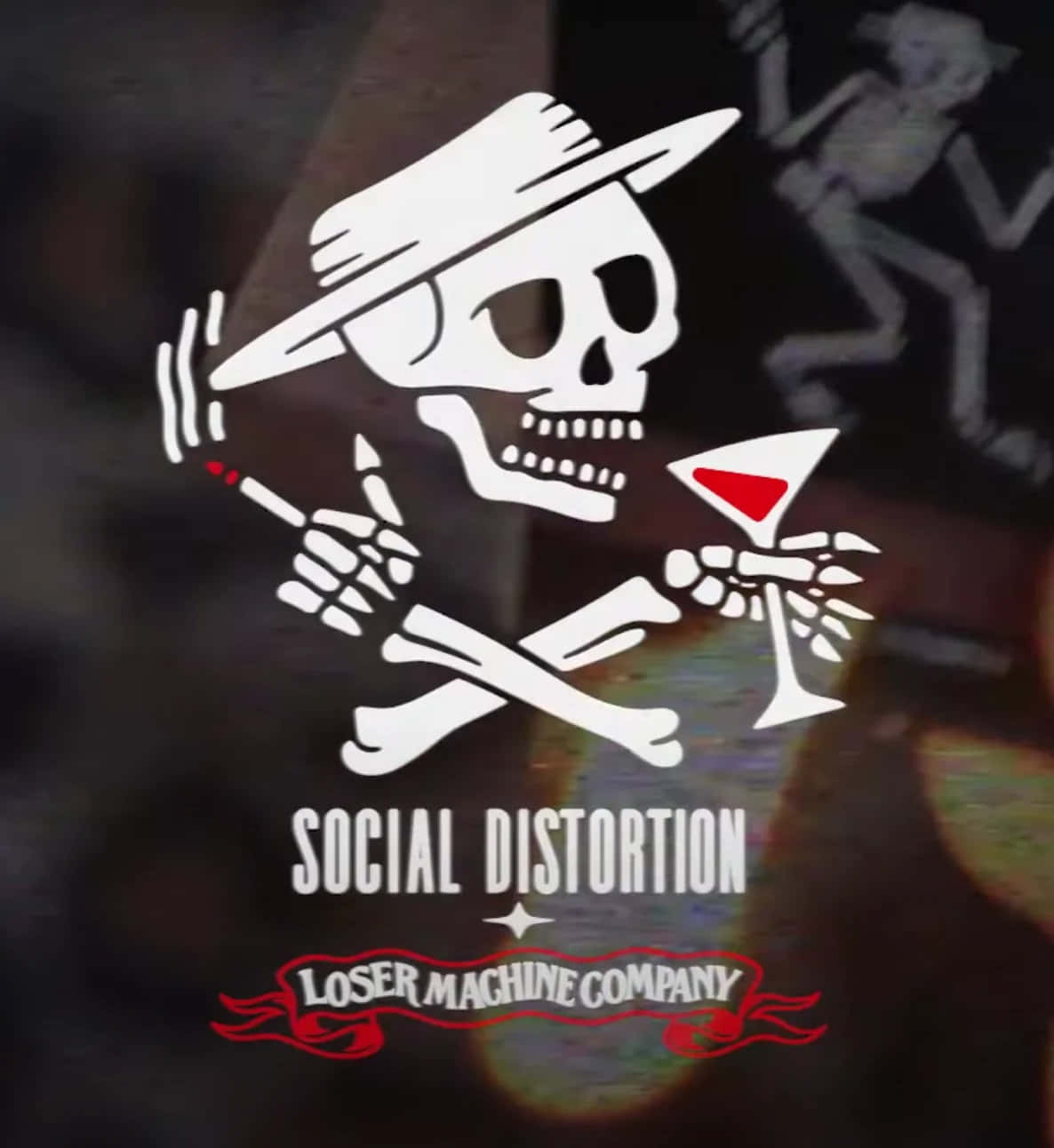 Social Distortion 桌布 壁紙 — 一個戴帽子的風格化白色骷髏頭，在黑暗模糊的背景前拿著一支香煙和一個馬丁尼酒杯。