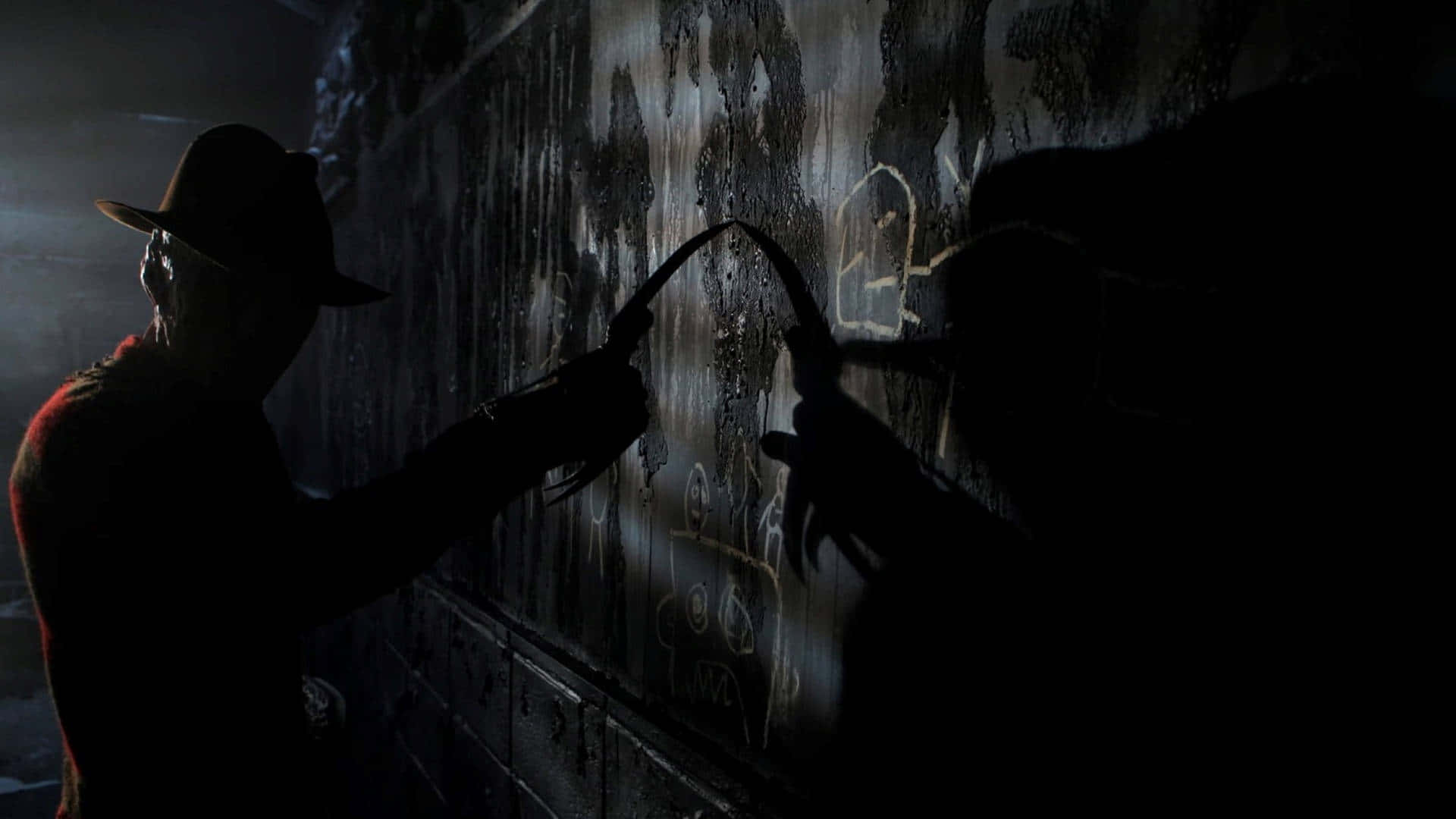 Freddy Krueger 桌布 壁紙 — 一個戴帽穿紅衫的陰影人物，在燈光昏暗、佈滿塗鴉的隧道中，與一個手持鉤子的蒙面殺手對峙。
