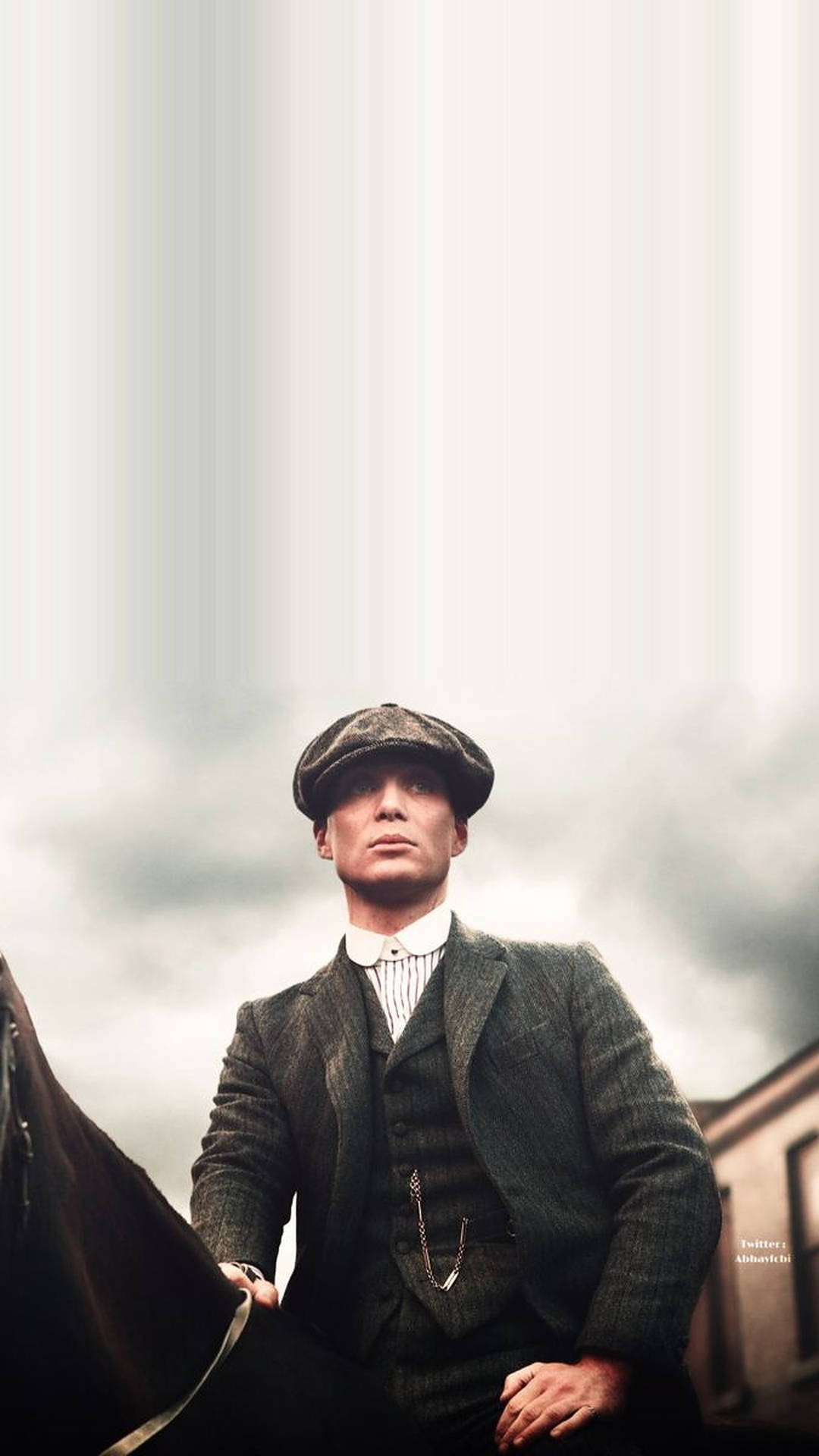戴平頂帽穿粗花呢西裝的男人在陰天下握馬韁 — Peaky Blinders 壁紙
