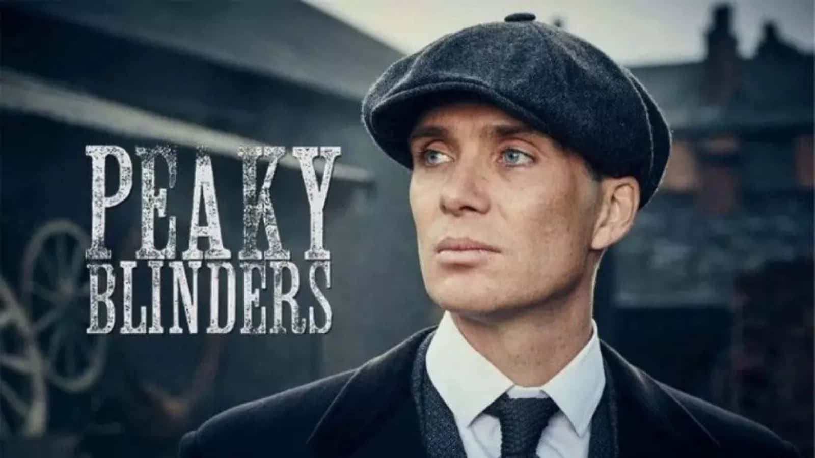 戴平頂帽、穿西裝的男人在Peaky Blinders宣傳圖片中看向鏡頭外。 — Peaky Blinders 壁紙