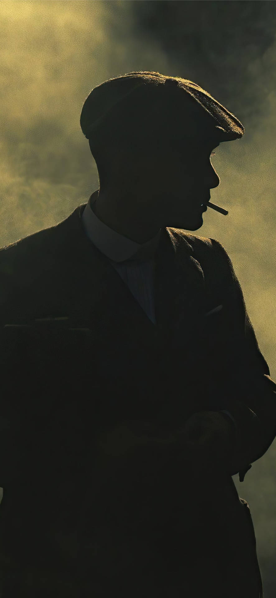 戴平頂帽男人在金色朦朧中抽煙剪影 — Peaky Blinders 壁紙
