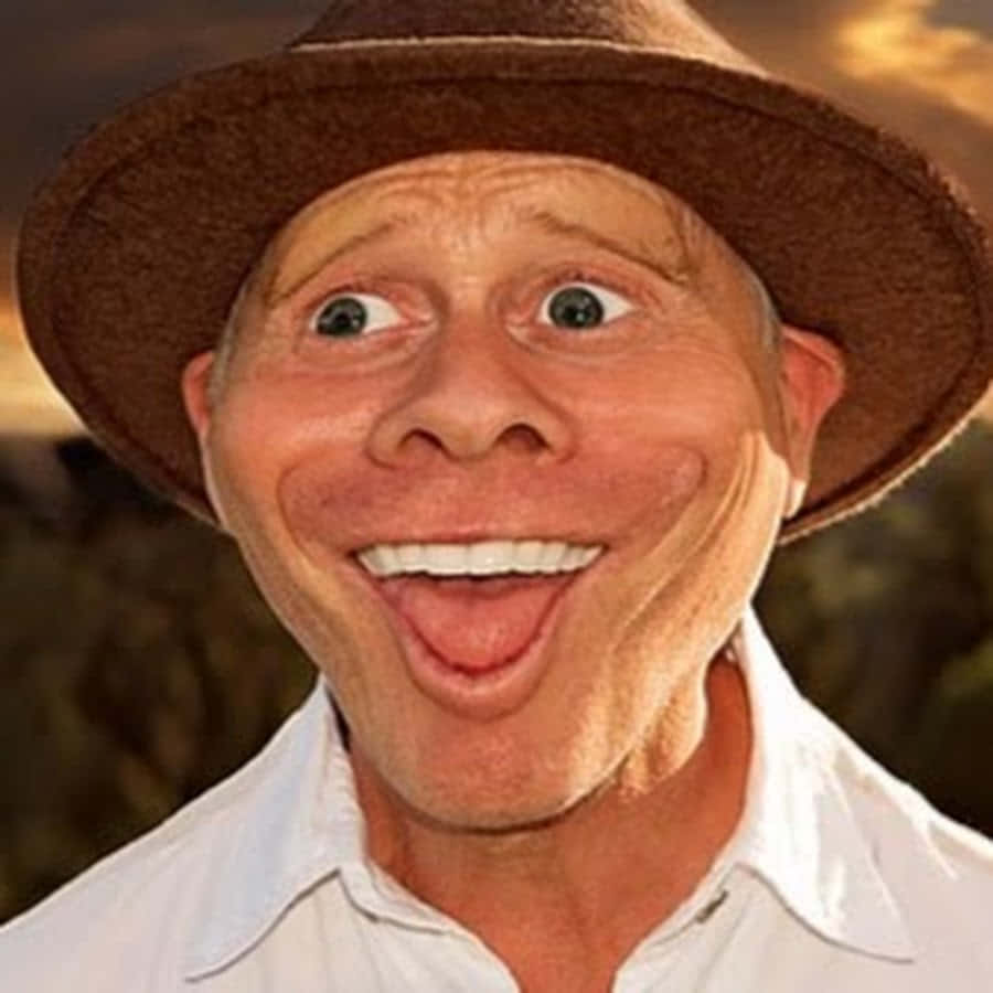 Funny Faces 桌布 壁紙 — 一個戴棕色帽子和白襯衫的男人在溫暖的日落背景下伸出舌頭狂笑。
