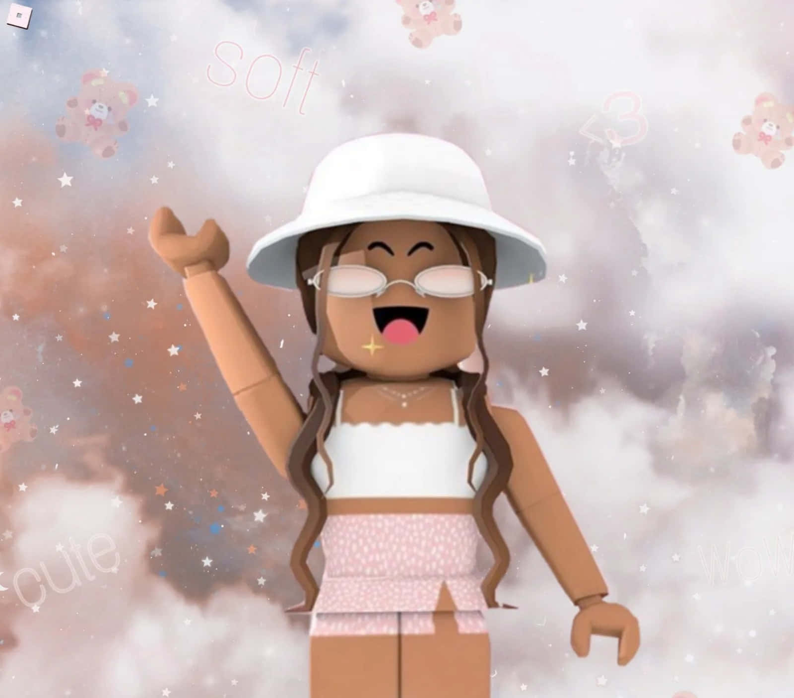 美學 Roblox 桌布 壁紙 — 一個戴白帽、穿粉紅色衣服的開心Roblox頭像，在柔和粉彩雲背景前，有漂浮的泰迪熊和星星，開心地揮手。