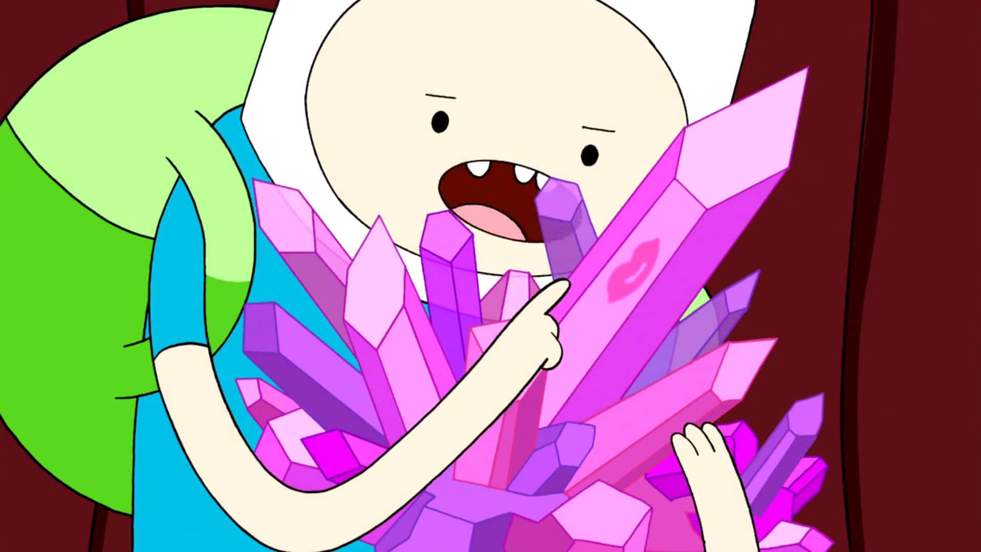 Adventure Time Cute 桌布 壁紙 — 一個戴白帽、背綠色背包的卡通男孩，驚訝地拿著一大簇粉紅色和紫色的水晶。