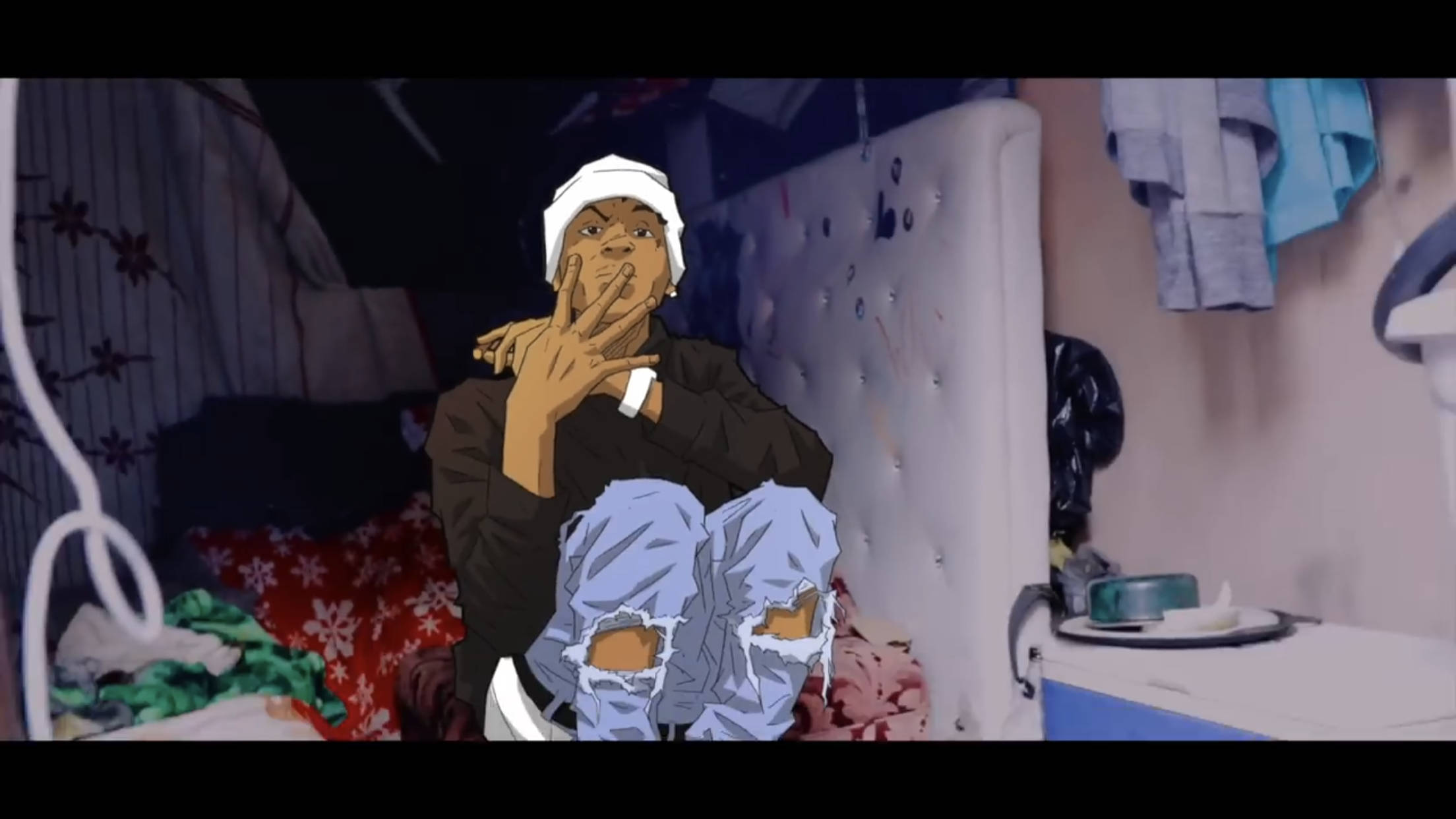 NBA Youngboy Cartoon 桌布 壁紙 — 一個戴白色毛帽、穿破洞牛仔褲的年輕男子，若有所思地坐在雜亂臥室裡一張亂糟糟的床上。