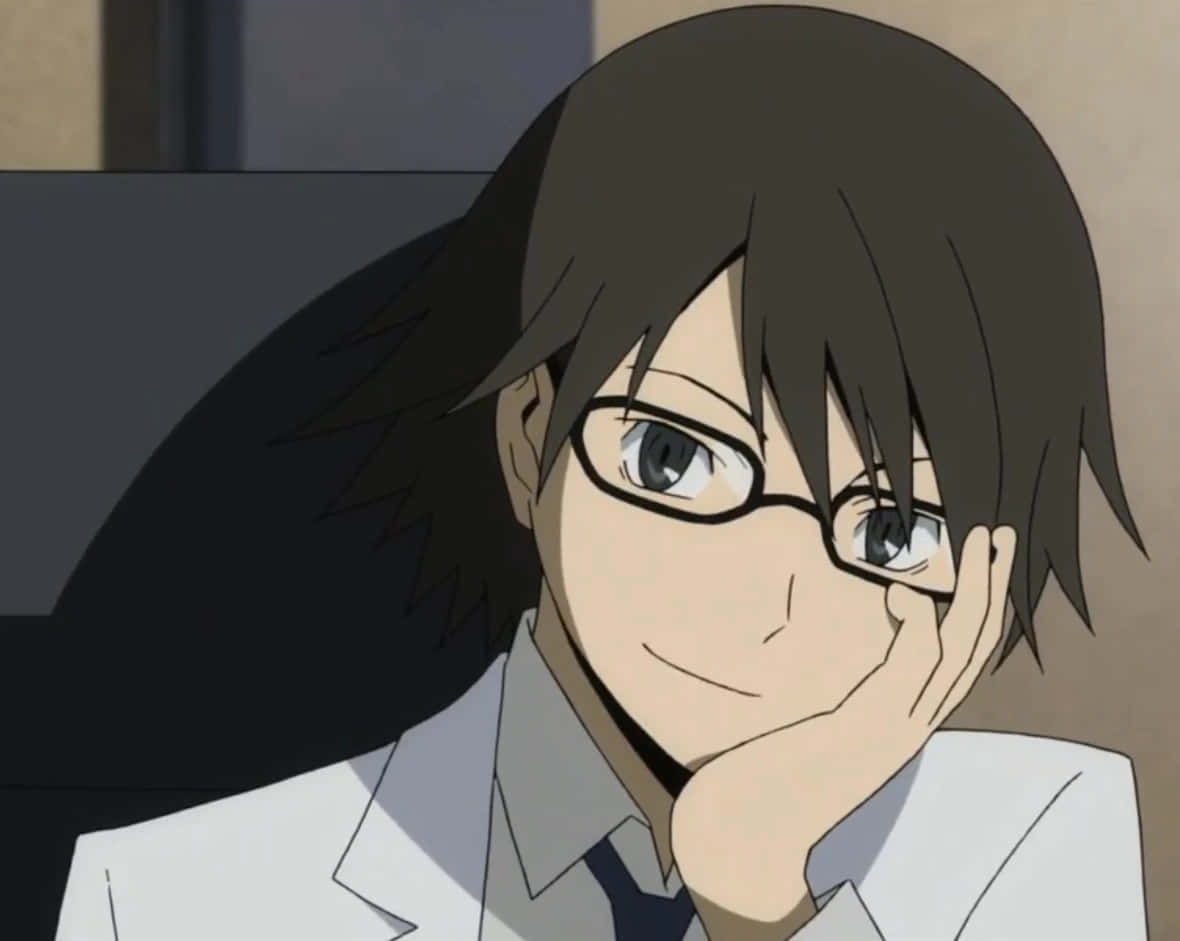 Shinra Kishitani 桌布 壁紙 — 一個戴眼鏡、深色頭髮的年輕動漫角色，用手托著下巴，溫柔地微笑。