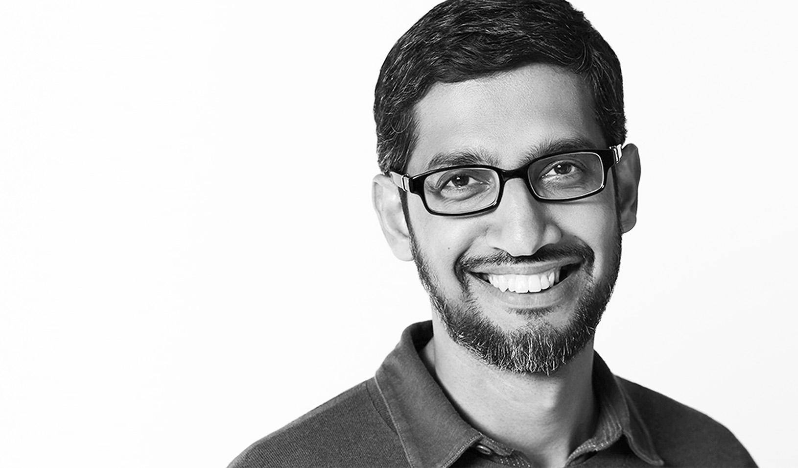 google 桌布 壁紙 — 一個戴眼鏡、留鬍鬚、微笑的男人的黑白肖像，背景是純白色。