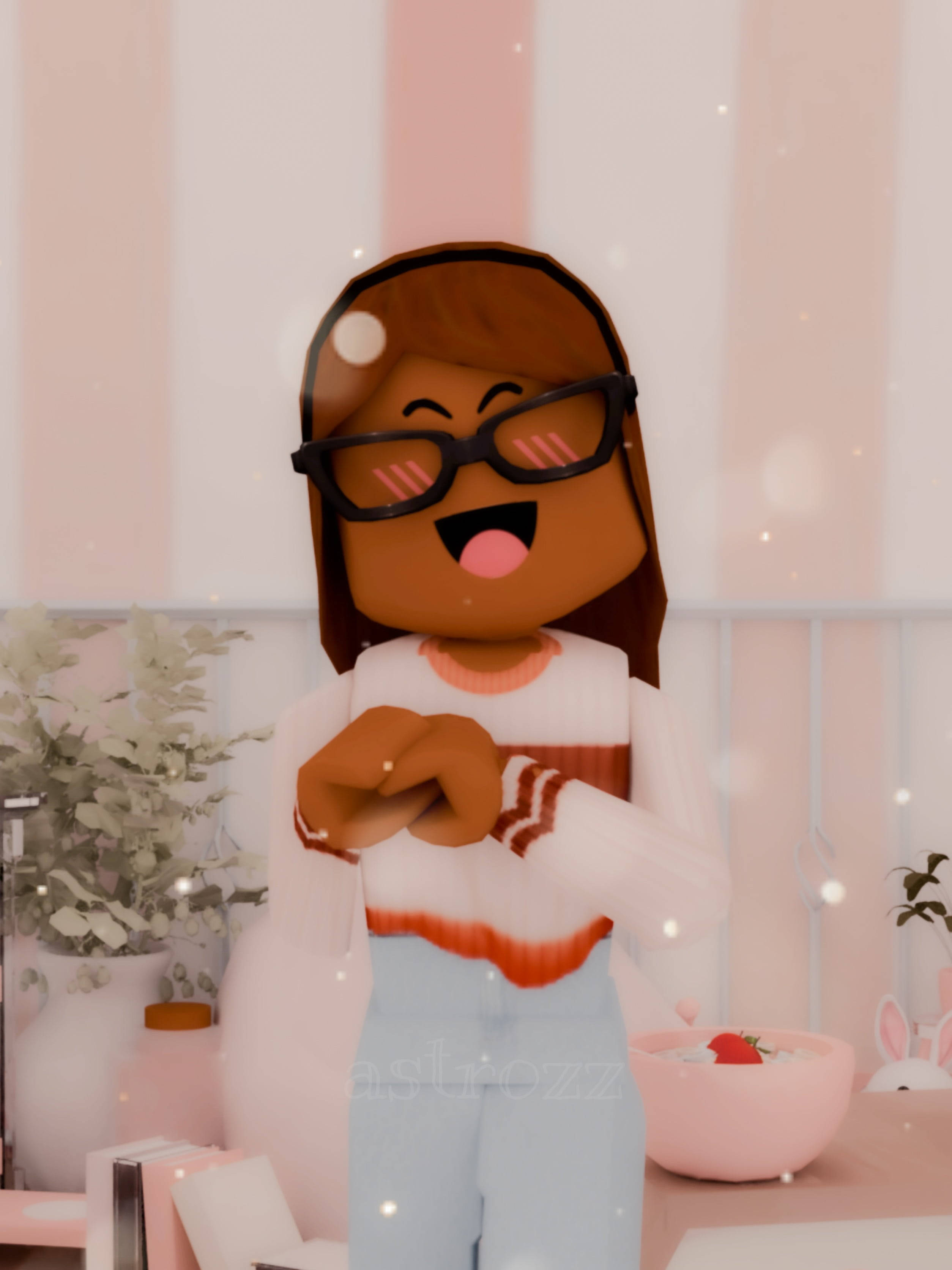 Aesthetic Roblox 桌布 壁紙 — 一個戴眼鏡、穿著條紋毛衣的快樂Roblox頭像，在粉紅色房間裡拿著零食微笑。
