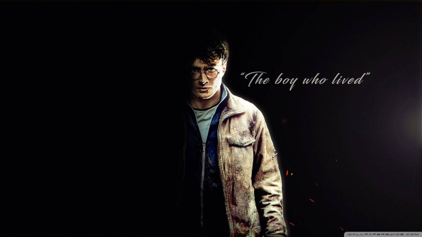 Harry Potter Quotes 桌布 壁紙 — 一個戴眼鏡、穿著破舊夾克的年輕人站在黑暗中，旁邊閃爍著「活下來的男孩」的文字。