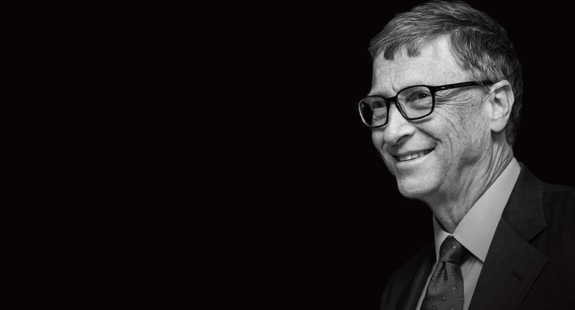 Bill Gates 桌布 壁紙 — 一個戴眼鏡、穿西裝、微笑的男人在深色背景下的黑白肖像。