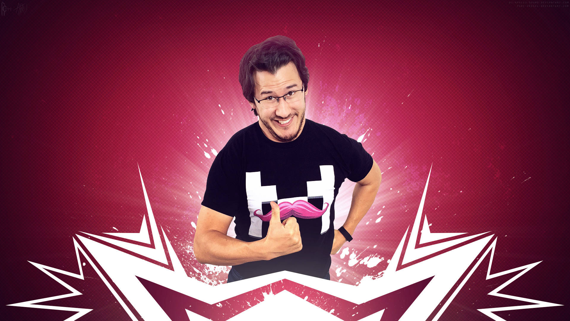 Markiplier 桌布 壁紙 — 一個戴眼鏡、襯衫上有粉紅色鬍子圖案的男人，在充滿活力的紅色背景上豎起大拇指，背景有白色漫畫風格的爆發效果。