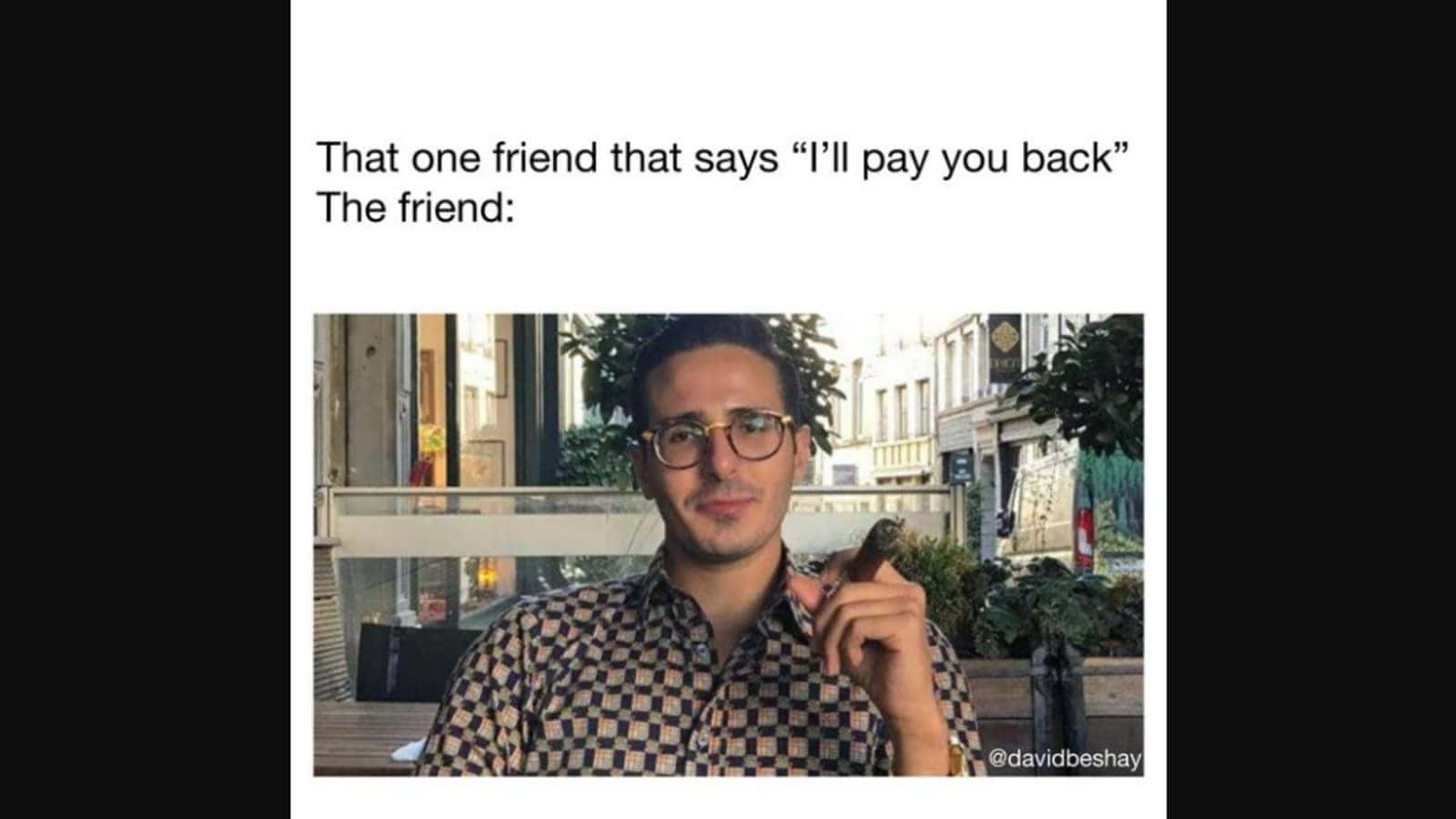 Celebrity Humor Memes 桌布 壁紙 — 一個戴眼鏡、身穿格紋襯衫的男人，坐在戶外咖啡館，叼著雪茄，表情囂張。