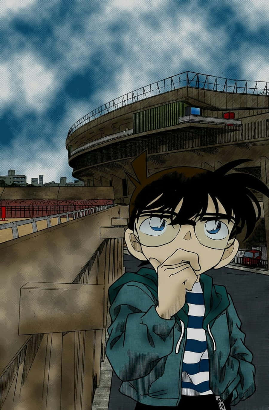 Detective Conan 桌布 壁紙 — 一個戴眼鏡、身穿條紋襯衫的年輕動漫男孩，在陰天下的體育場通道上沉思地站著。