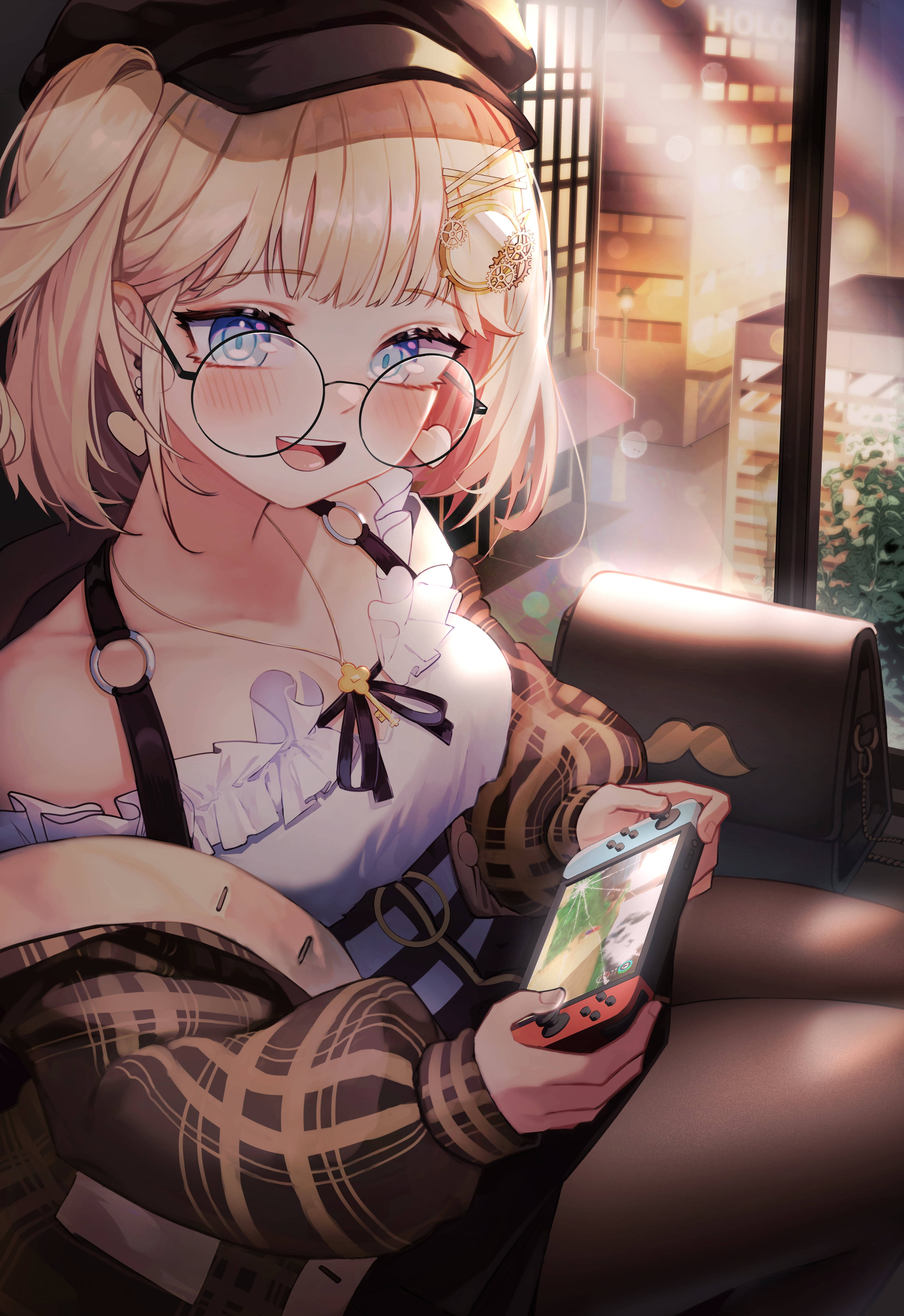 Amelia 桌布 壁紙 — 一個戴眼鏡、金髮的開朗動畫女孩坐在沙發上，手持遊戲機，沐浴在窗戶透進的溫暖夕陽光中。