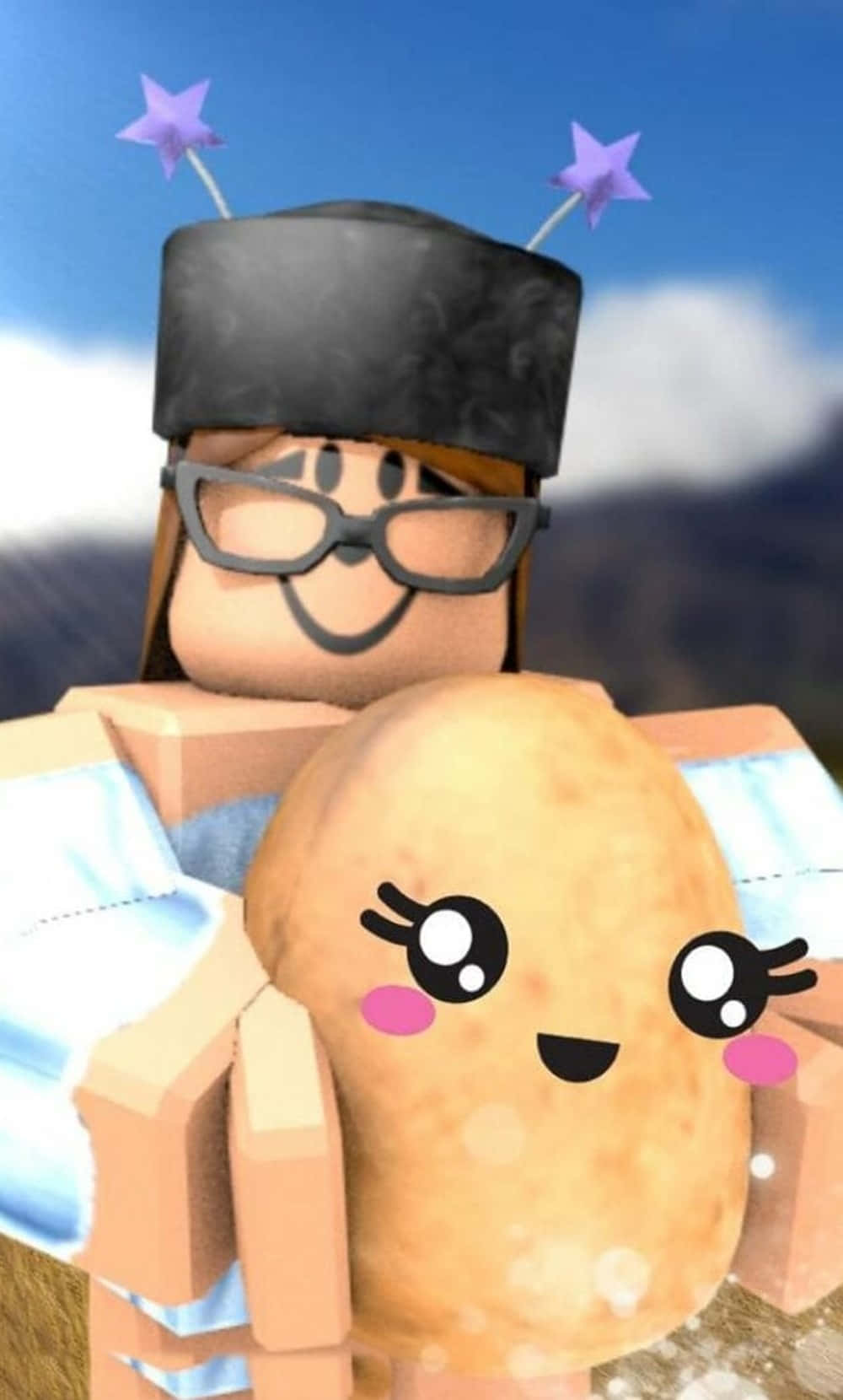 桌布 壁紙 — 一個戴眼鏡和帽子的 Roblox 角色，在藍天下抱著一個帶有星星觸角的可愛微笑馬鈴薯。