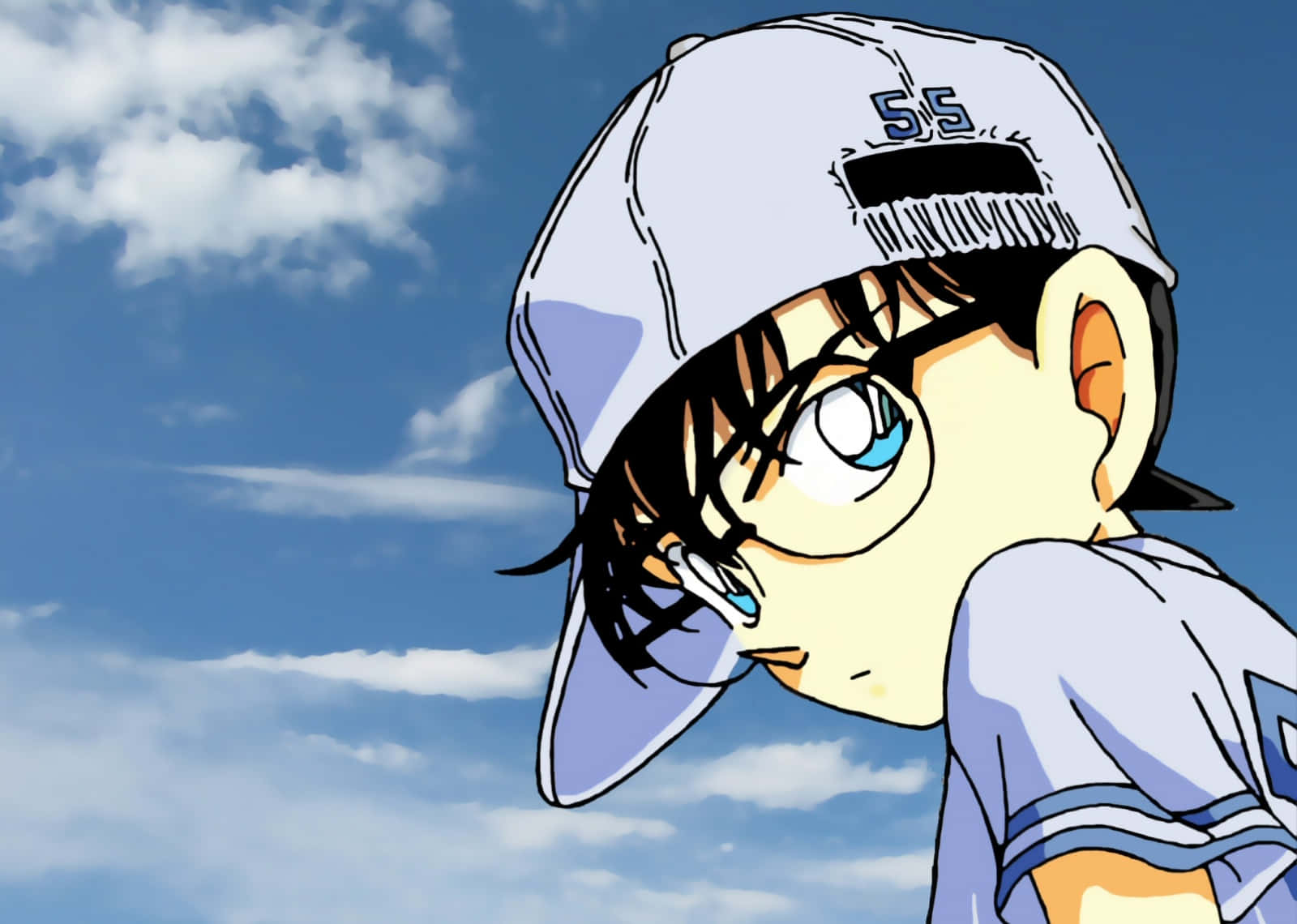 Detective Conan 桌布 壁紙 — 一個戴眼鏡和帽子的年輕動漫男孩，在藍天白雲的背景下側視。