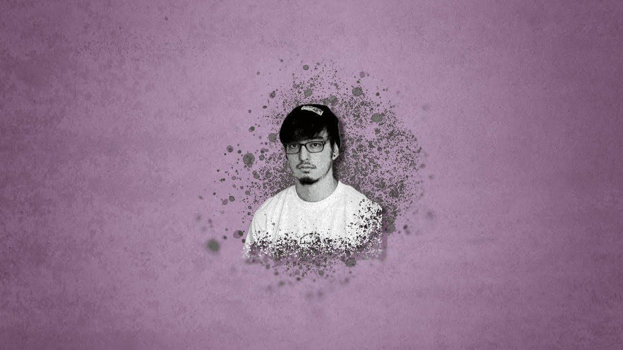 joji 桌布 壁紙 — 一個戴眼鏡和帽子的年輕男子的單色肖像，從紋理紫色背景上的飛濺效果中浮現。