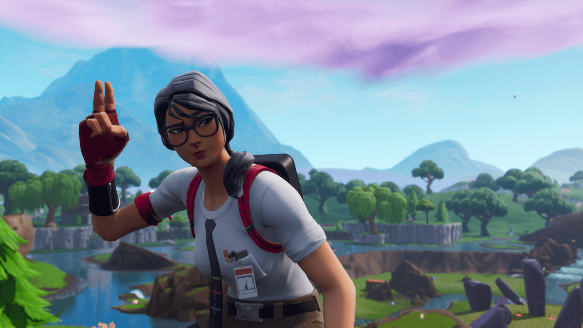 Fortnite 縮圖 桌布 壁紙 — 一個戴眼鏡和揹背包的Fortnite角色在充滿活力的山景和紫色雲朵背景下做出和平手勢。