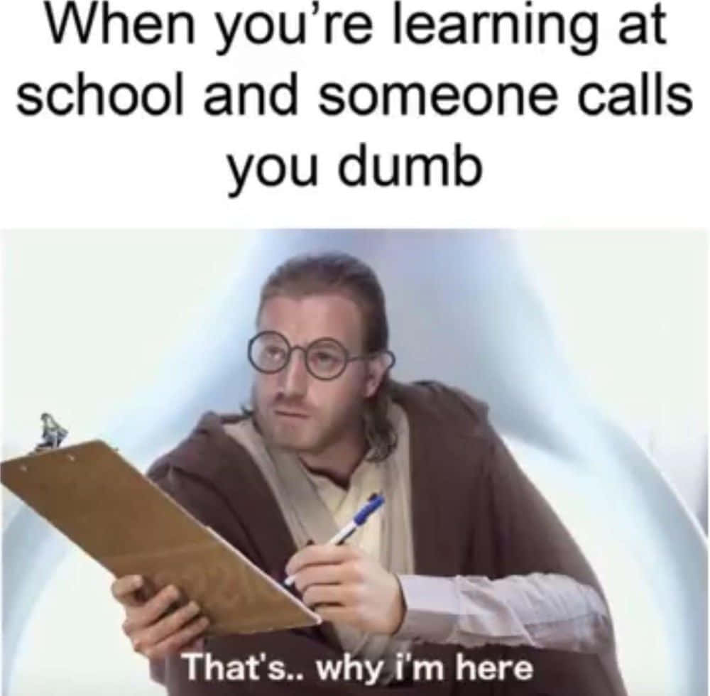 Educational Memes 桌布 壁紙 — 一個戴眼鏡和穿長袍的男人拿著剪貼板和筆，面無表情，文字寫著「當你在學校學習時有人說你笨」和「這就是..我在這裡的原因」。