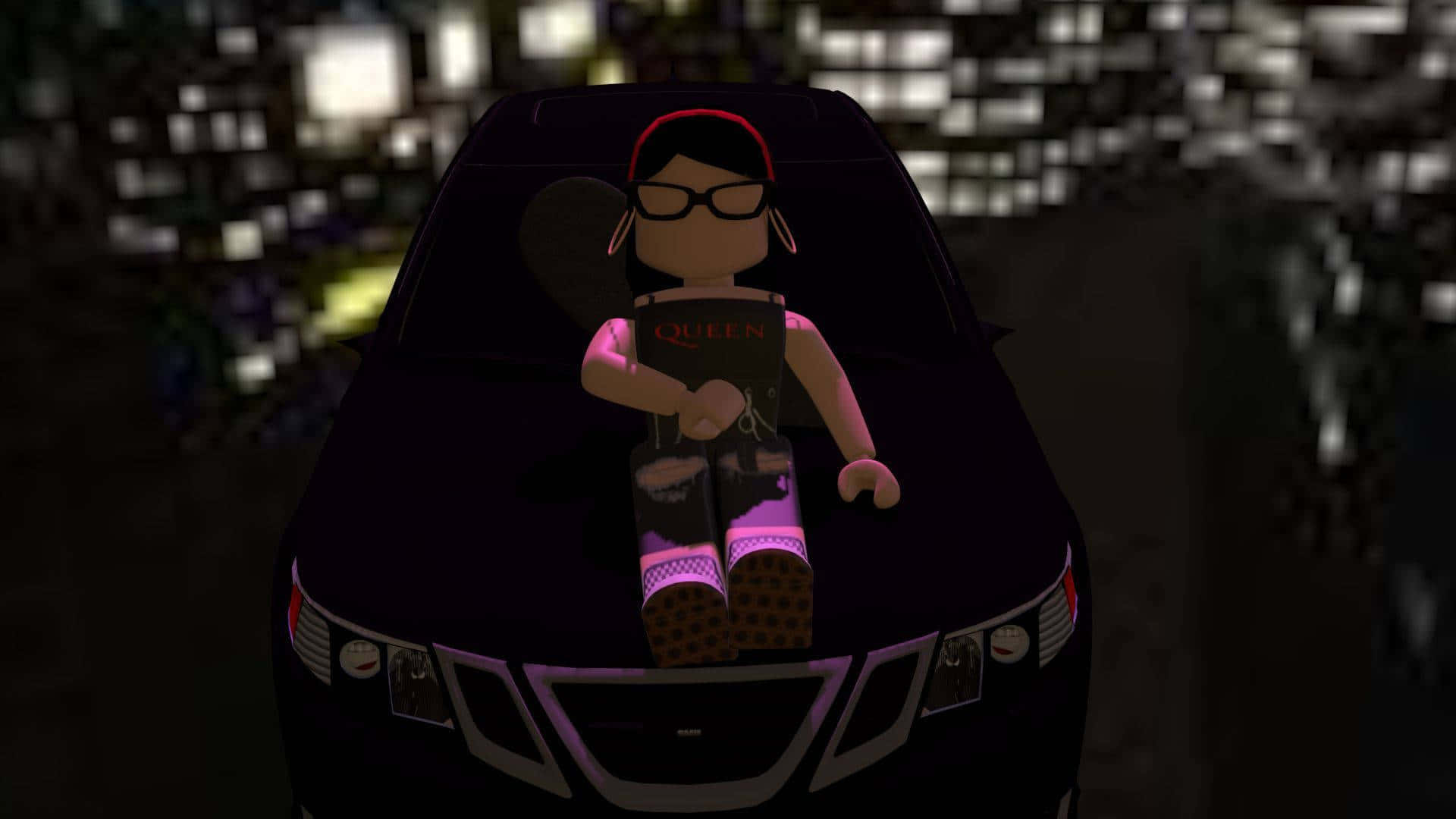 Black Car 桌布 壁紙 — 一個戴眼鏡和紅色頭帶的Roblox虛擬角色坐在黑色汽車引擎蓋上，在像素城市夜晚手持Queen專輯。