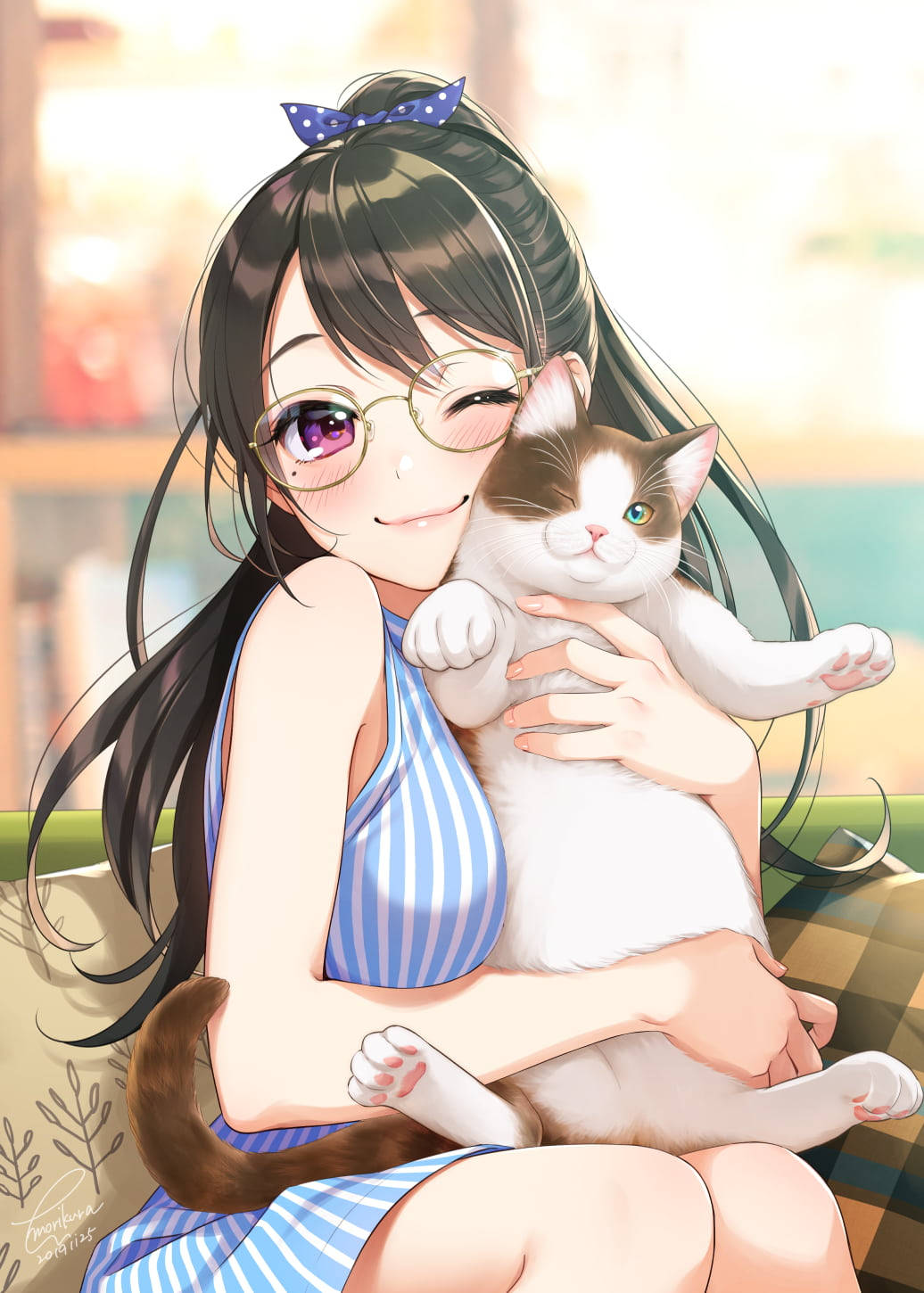 動漫女孩 桌布 壁紙 — 一個戴眼鏡和藍色蝴蝶結的開朗動畫女孩在沙發上擁抱一隻毛茸茸的白棕色貓咪。