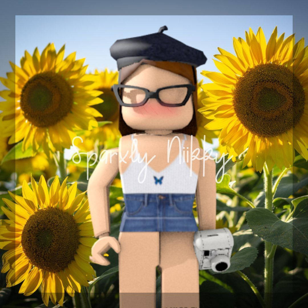 Cute Roblox 桌布 壁紙 — 一個戴眼鏡和貝雷帽的Roblox風格女孩在明亮的日光下，在充滿活力的向日葵中拿著相機。