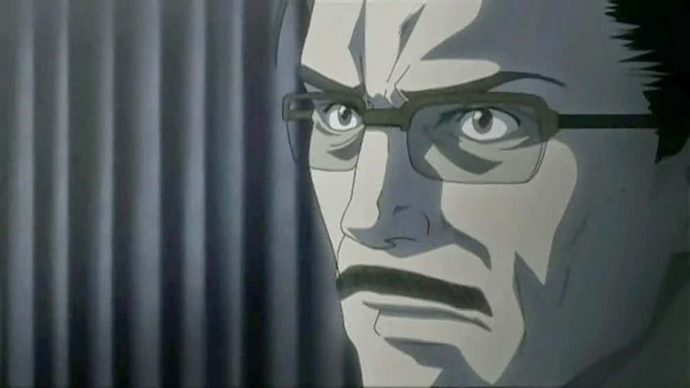 Soichiro Yagami 桌布 壁紙 — 一個戴眼鏡和鬍子的動漫男子特寫，在戲劇性的燈光下從深色窗簾後方專注地凝視。