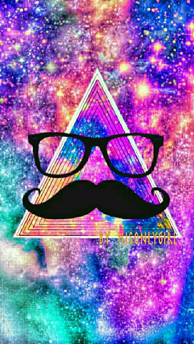 Hipster Galaxy Tumblr 桌布 壁紙 — 一個戴眼鏡和鬍子的風格化三角形漂浮在充滿活力的宇宙星系背景上。