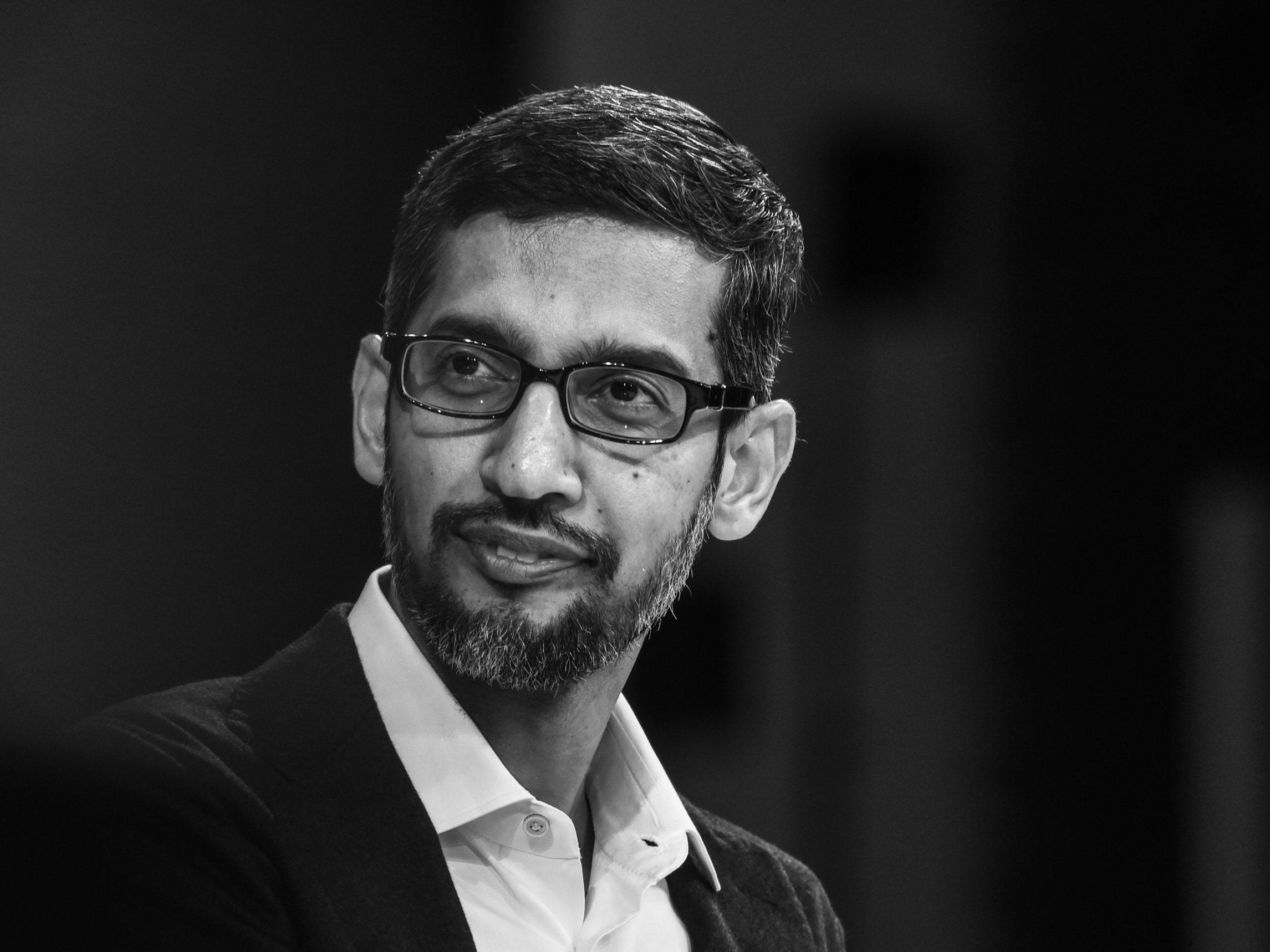 google 桌布 壁紙 — 一個戴眼鏡和鬍鬚的男人穿著西裝和襯衫的黑白肖像。