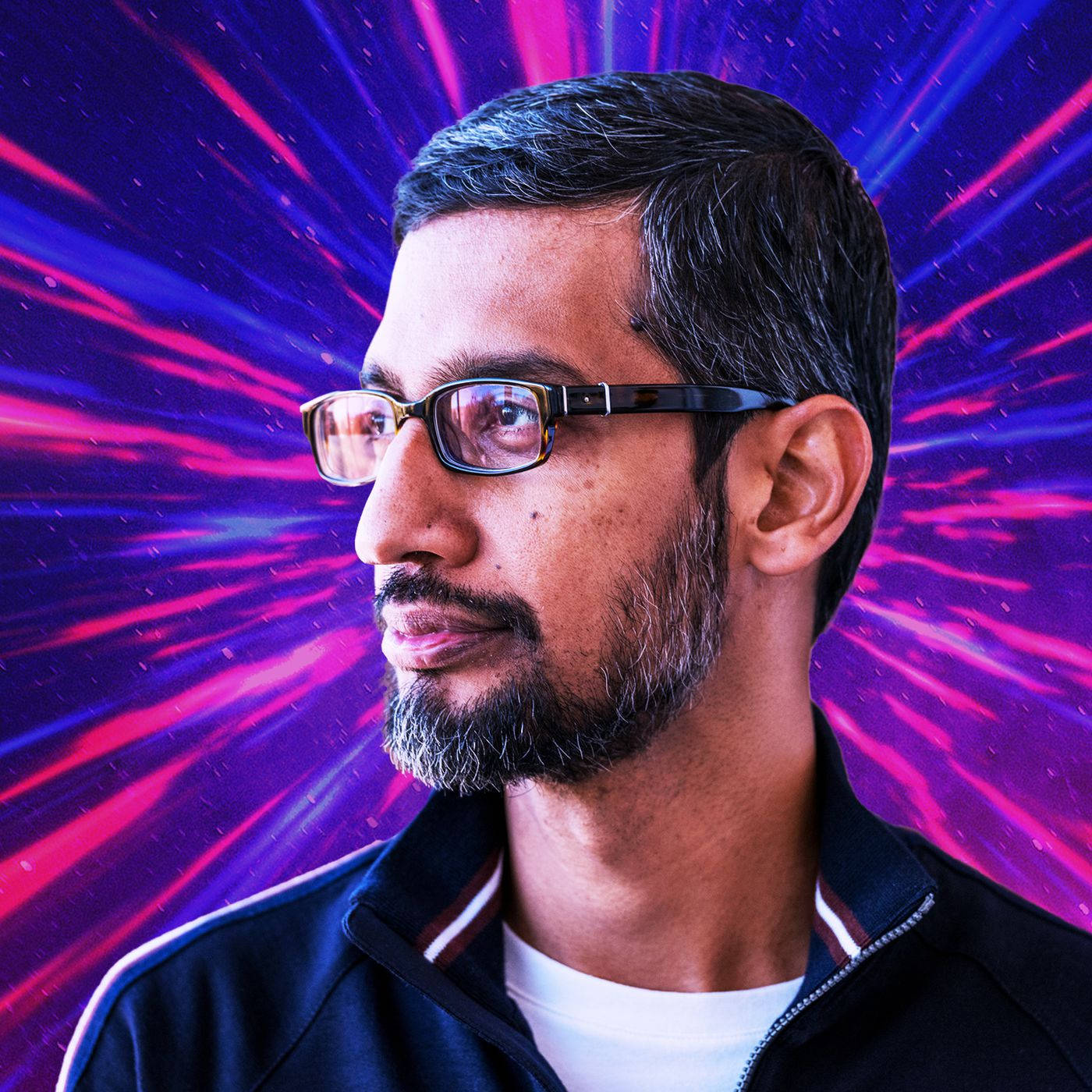 google 桌布 壁紙 — 一個戴眼鏡留鬍鬚的男人，在充滿活力的紫色和粉紅色宇宙爆發背景前凝視前方。