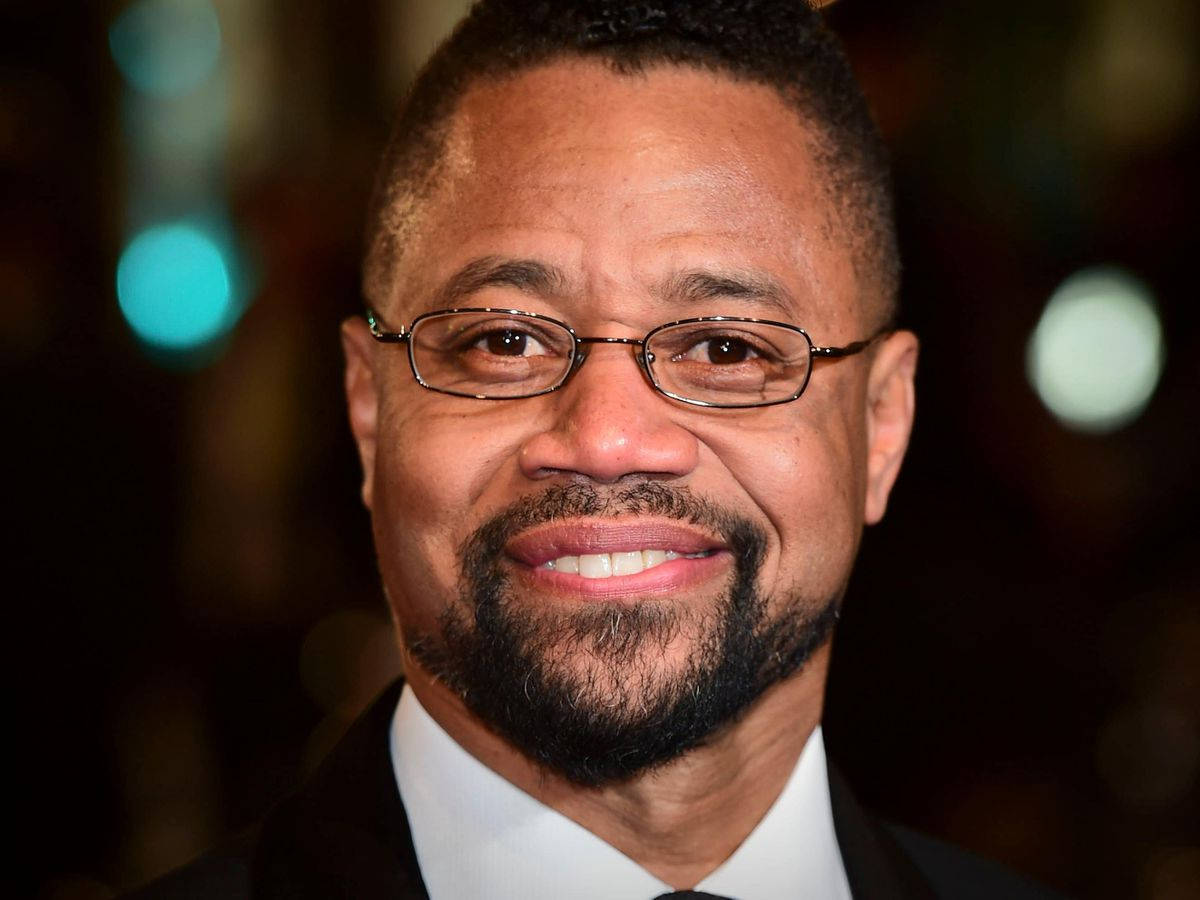 actor 桌布 壁紙 — 一個戴眼鏡留鬍鬚的男人微笑穿著西裝的近距離肖像，背景模糊有散景燈光。