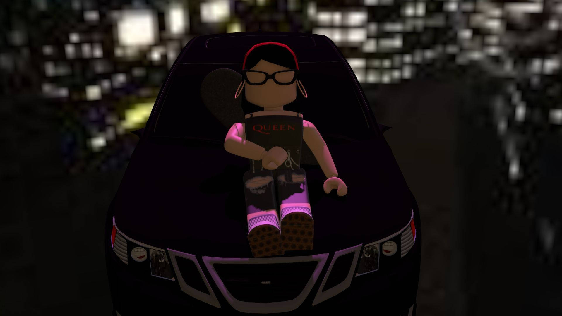 Roblox 桌布 壁紙 — 一個戴眼鏡的Roblox角色坐在黑色車上，在模糊的城市夜景背景下舉著Queen專輯封面。