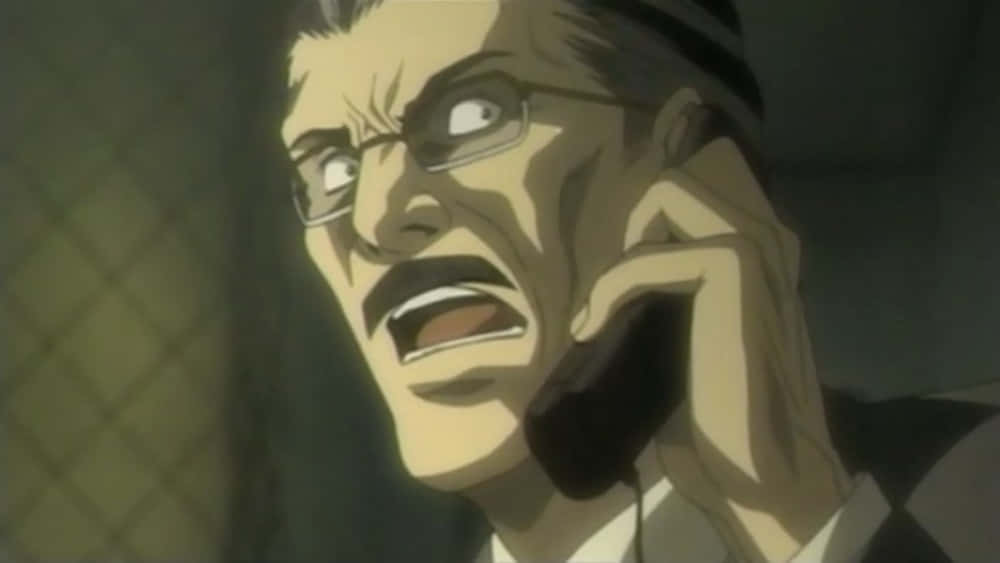 Soichiro Yagami 桌布 壁紙 — 一個戴眼鏡的動漫男人對著電話尖叫，背景是昏暗的鐵絲網。