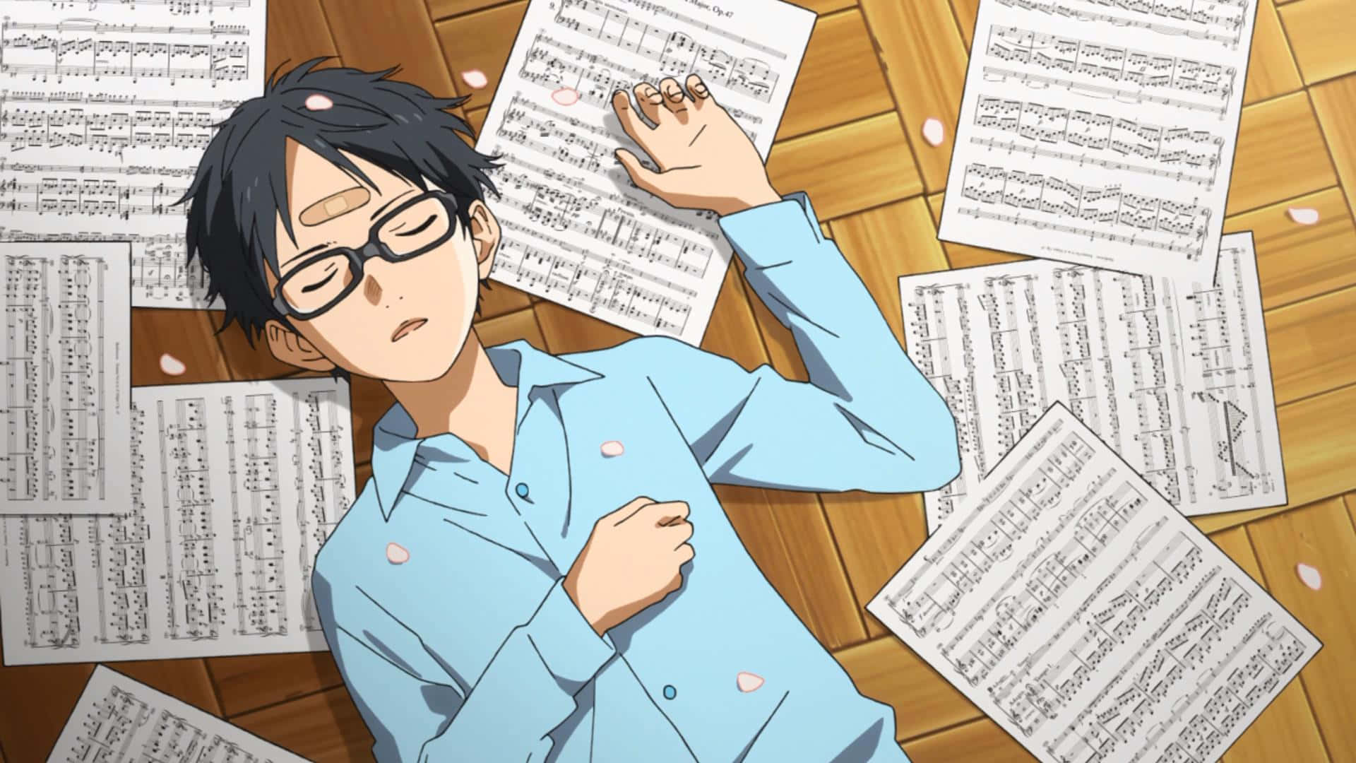 Your Lie In April 桌布 壁紙 — 一個戴眼鏡的動漫男孩在木地板上平靜地休息，周圍散落著樂譜和飄落的櫻花花瓣。