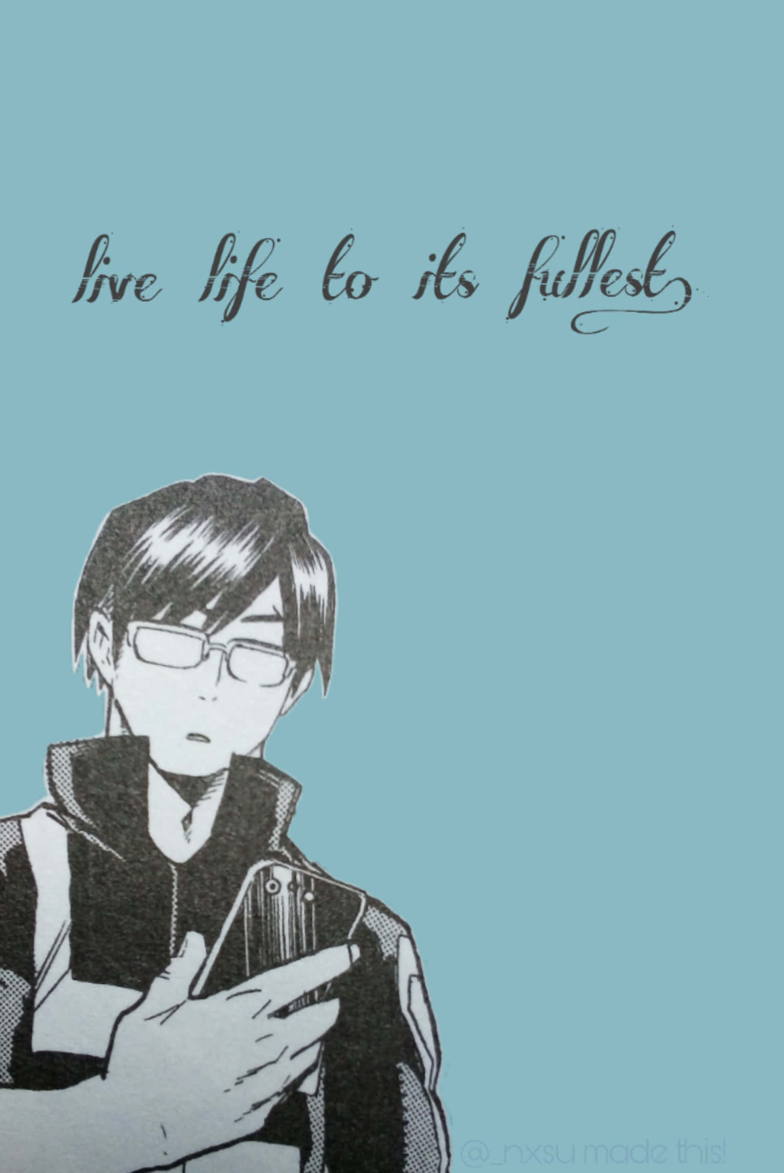 Tenya Iida 桌布 壁紙 — 一個戴眼鏡的單色動漫男孩，在柔和的藍色背景前拿著手機，上面寫著「盡情生活」。