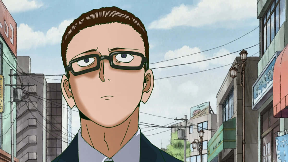 Yusuke Sakurai 桌布 壁紙 — 一個戴眼鏡的嚴肅動漫男子站在繁忙的城市街道上，周圍有建築物和架空電線，天空局部多雲。