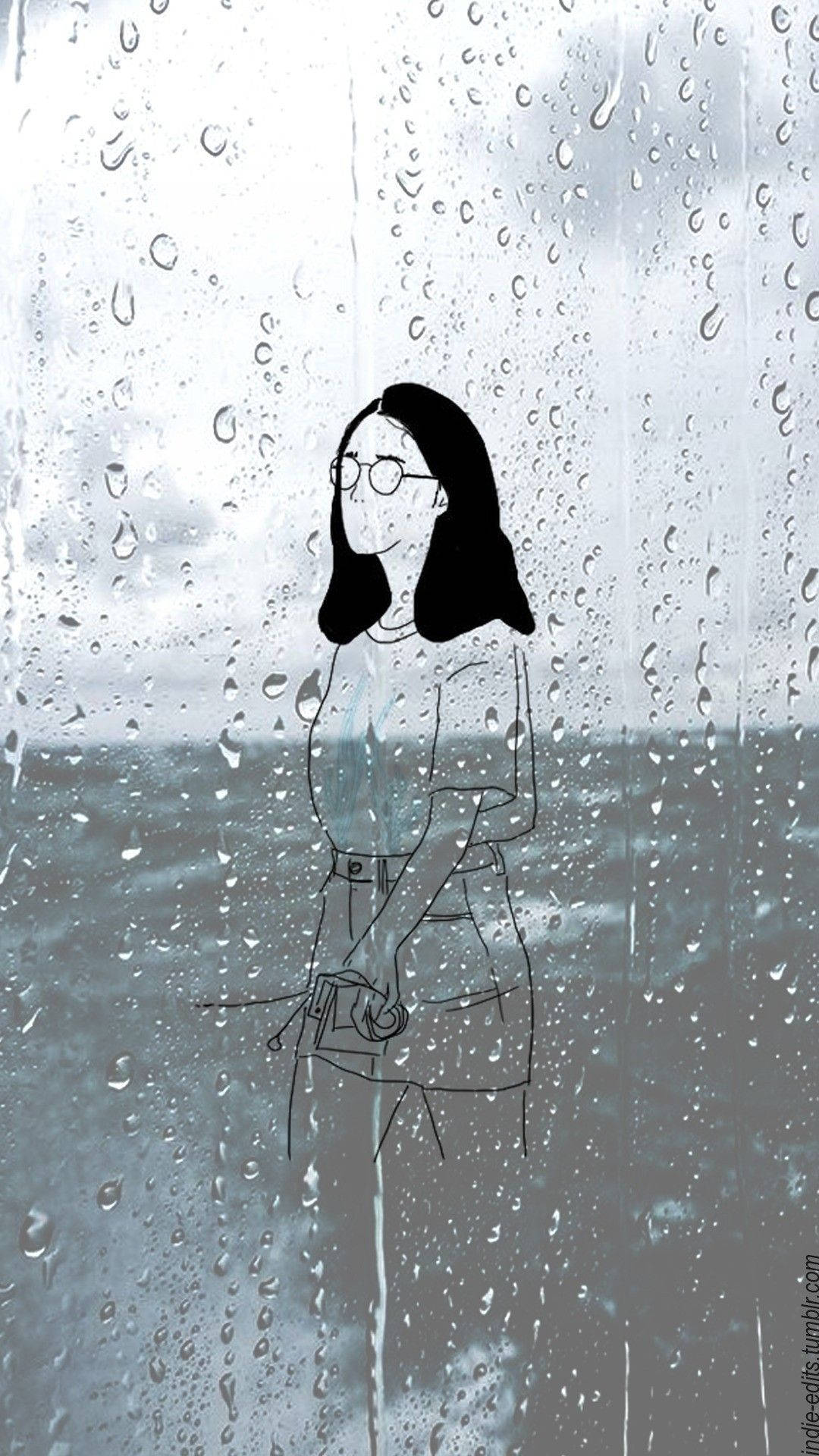 獨立美學動圖 桌布 壁紙 — 一個戴眼鏡的孤獨女人站在雨痕斑斑的窗邊，凝視著陰天下的灰色海洋。
