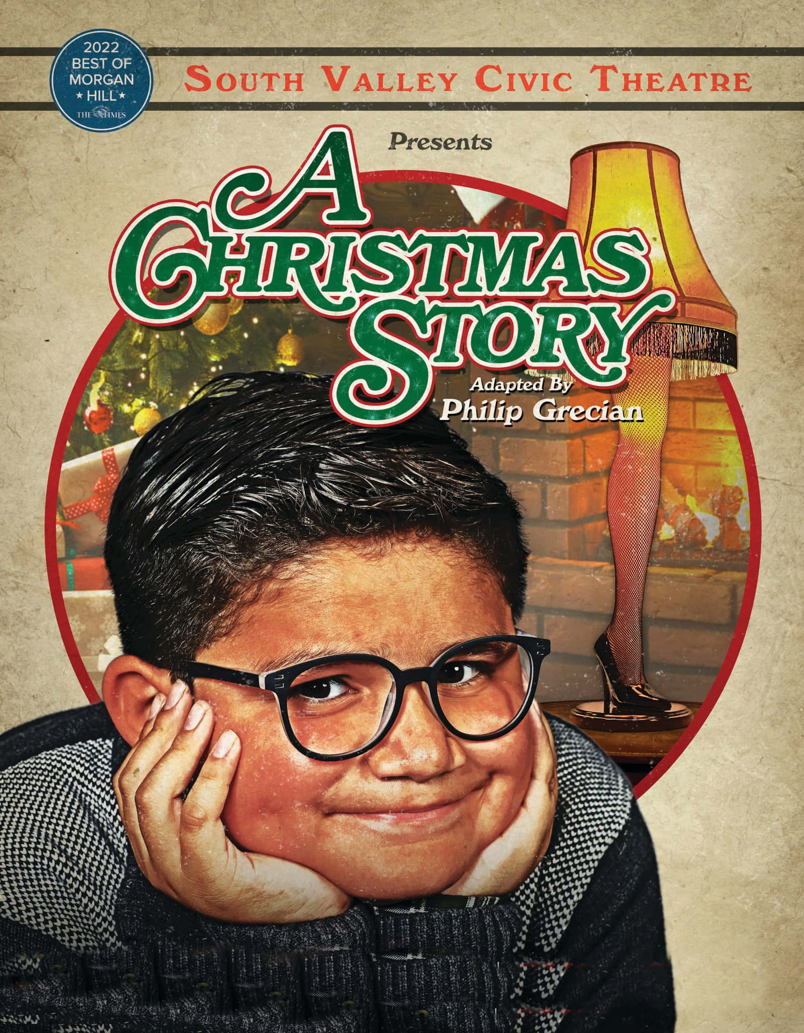 a christmas story 桌布 壁紙 — 一個戴眼鏡的小男孩，在點亮的燈和壁爐的聖誕場景前，雙手托腮，溫暖地微笑。
