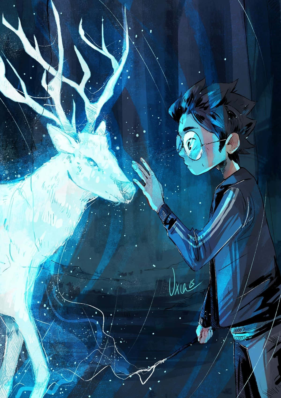 Patronus 桌布 壁紙 — 一個戴眼鏡的小男孩在星空下的神秘黑暗森林中輕輕觸摸一隻發光的藍色雄鹿。