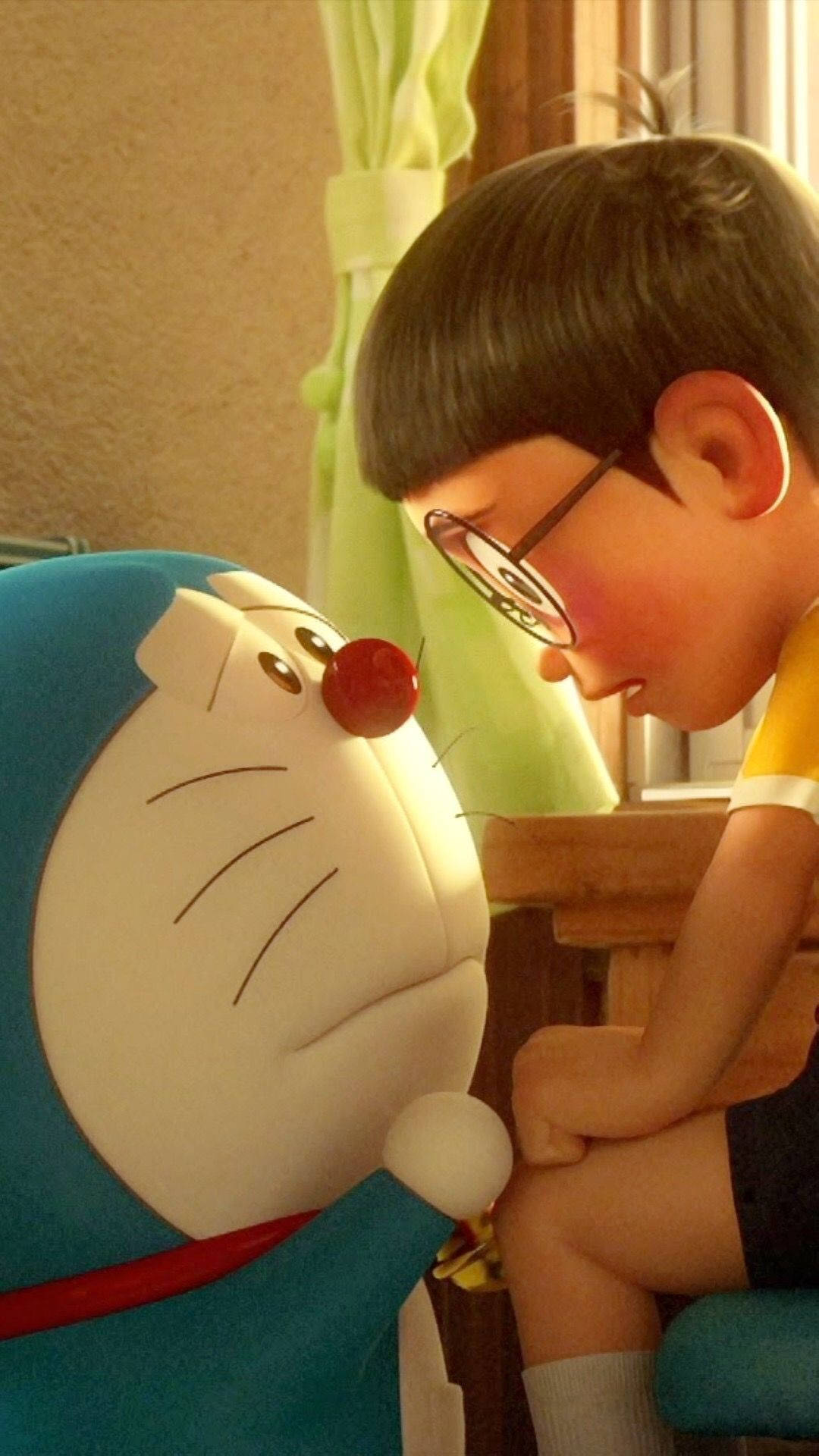 Doraemon 桌布 壁紙 — 一個戴眼鏡的小男孩在溫暖照明的房間裡靠近哆啦A夢，分享一個安靜的時刻。