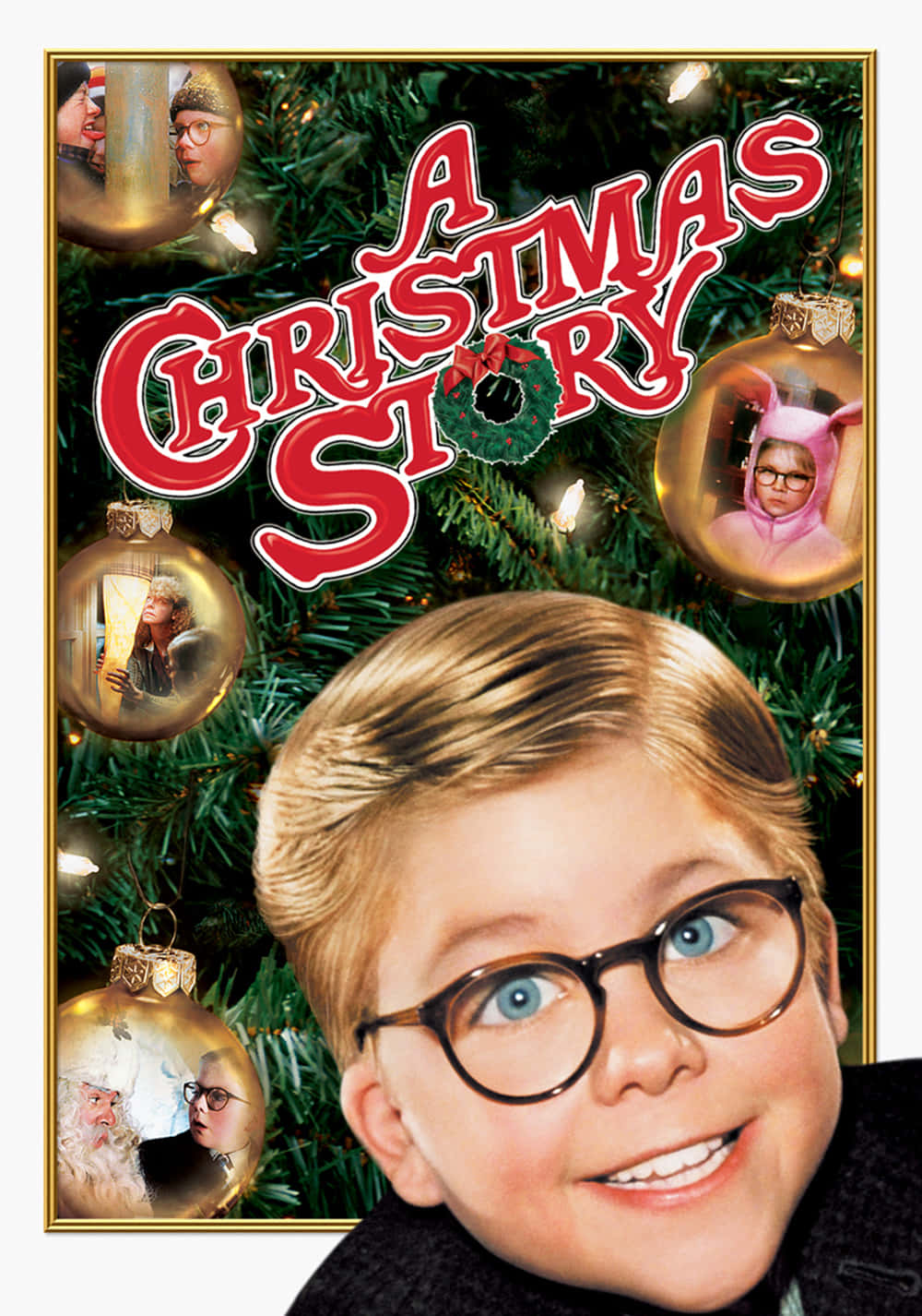 a christmas story 桌布 壁紙 — 一個戴眼鏡的小男孩在聖誕樹背景下燦爛地微笑，樹上裝飾著展示電影關鍵角色的飾品。