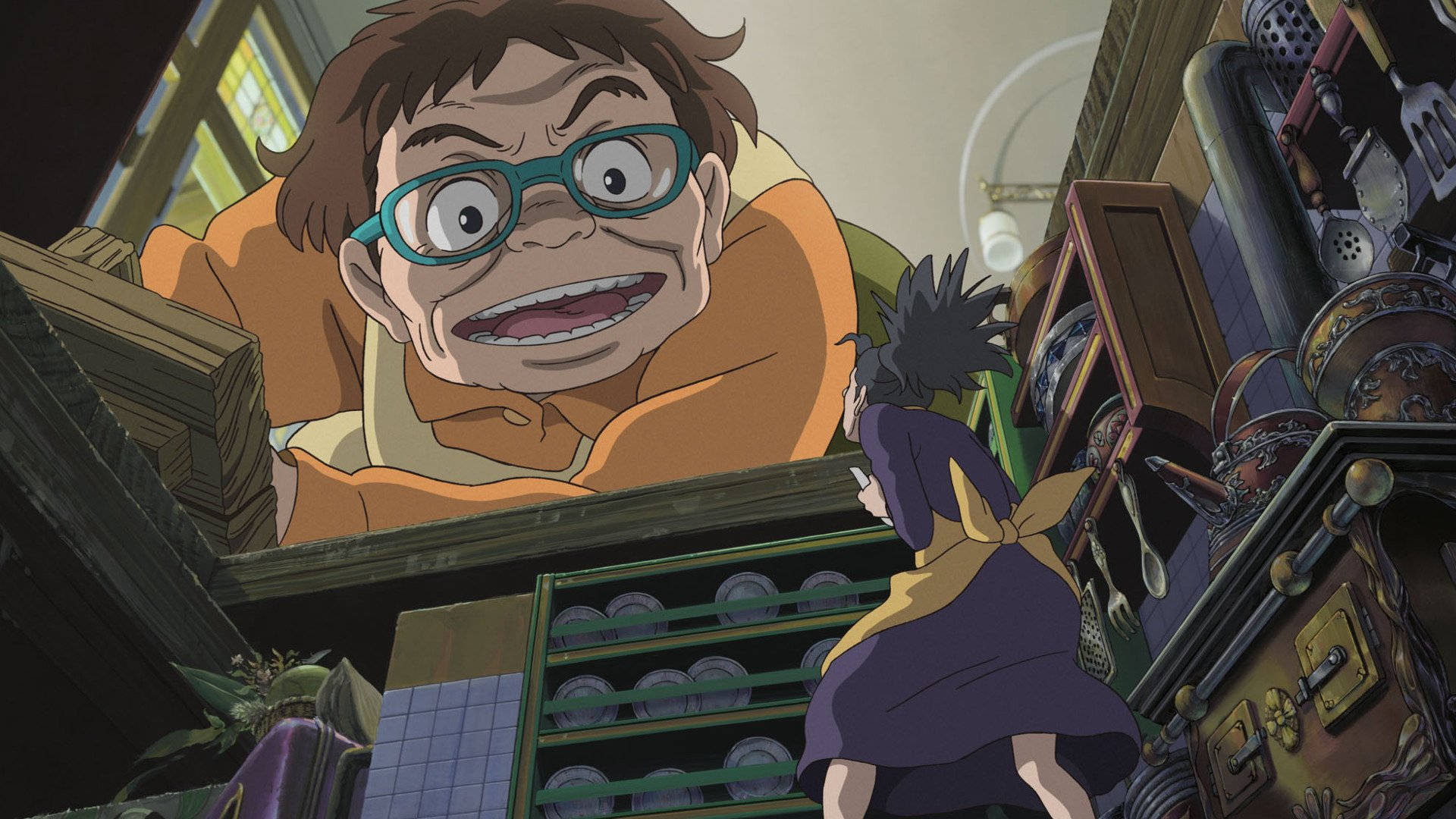 Arrietty 桌布 壁紙 — 一個戴眼鏡的巨型動畫男人在一個堆滿鍋碗瓢盆的凌亂廚房裡，籠罩著一個小女孩。