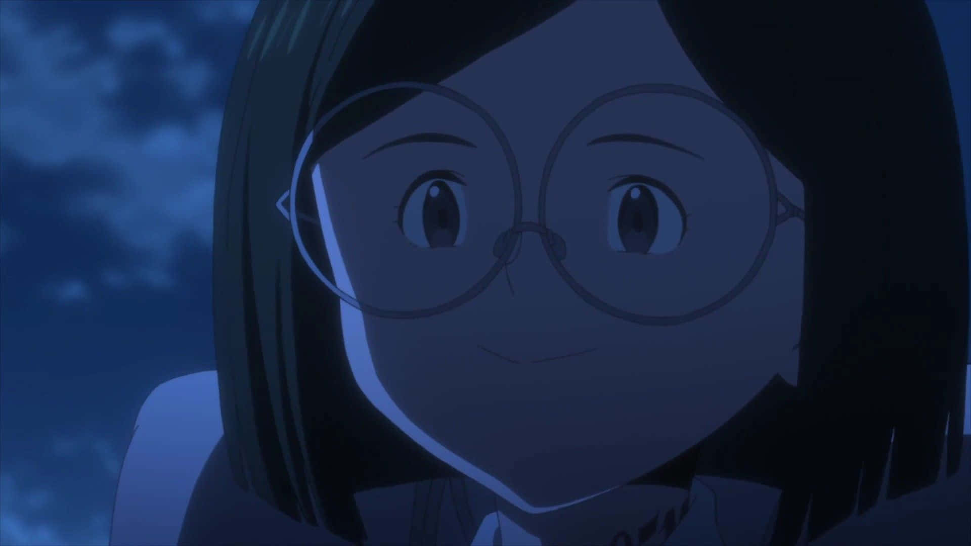 The Promised Neverland Gilda 桌布 壁紙 — 一個戴眼鏡的年輕動漫女孩在深藍色夜空下微笑的特寫。