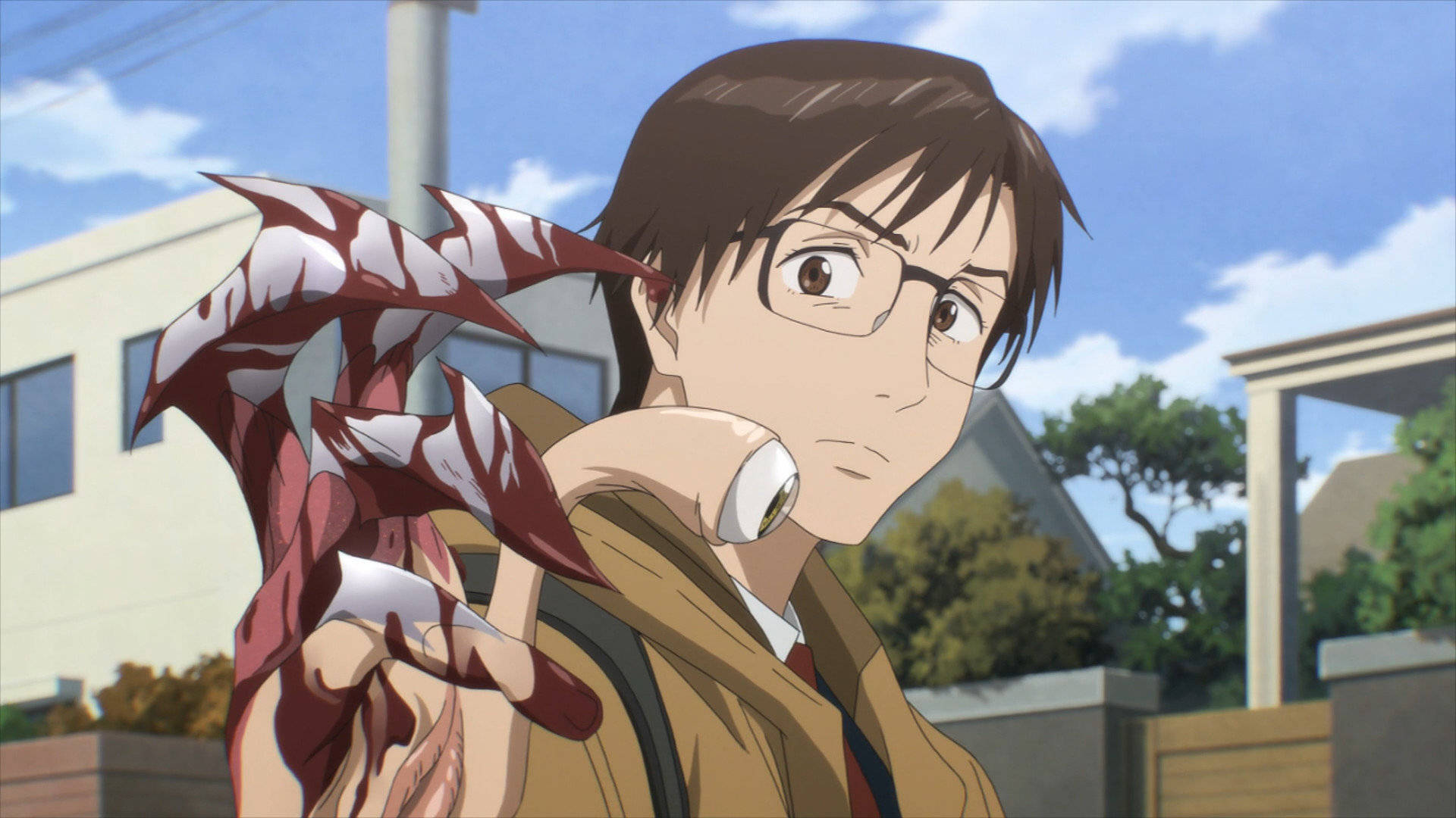 Parasyte 桌布 壁紙 — 一個戴眼鏡的年輕動漫男孩，在郊區背景下拿著一個可怕的紅白相間的爪狀附肢。