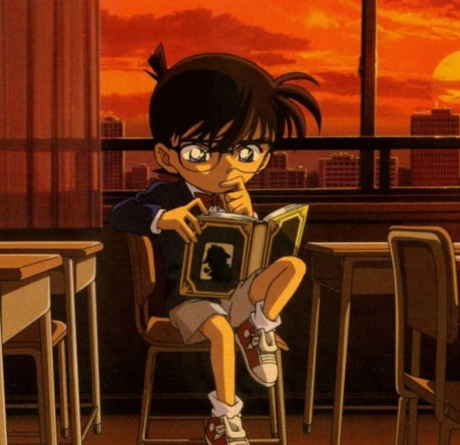 Detective Conan 桌布 壁紙 — 一個戴眼鏡的年輕動漫男孩坐在空教室的椅子上看書，身後窗戶透進火紅的橙色夕陽。