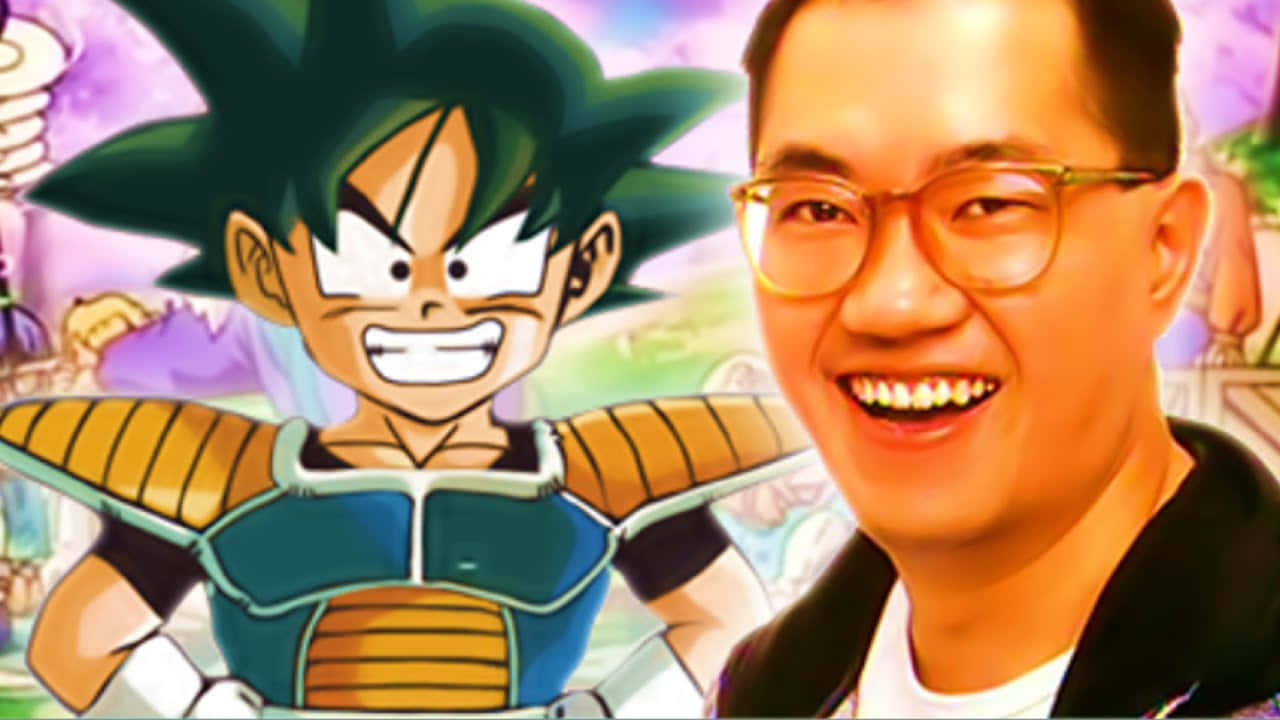 Akira Toriyama 桌布 壁紙 — 一個戴眼鏡的快樂男人在充滿活力的彩色背景中，微笑地站在一個動畫角色旁邊。
