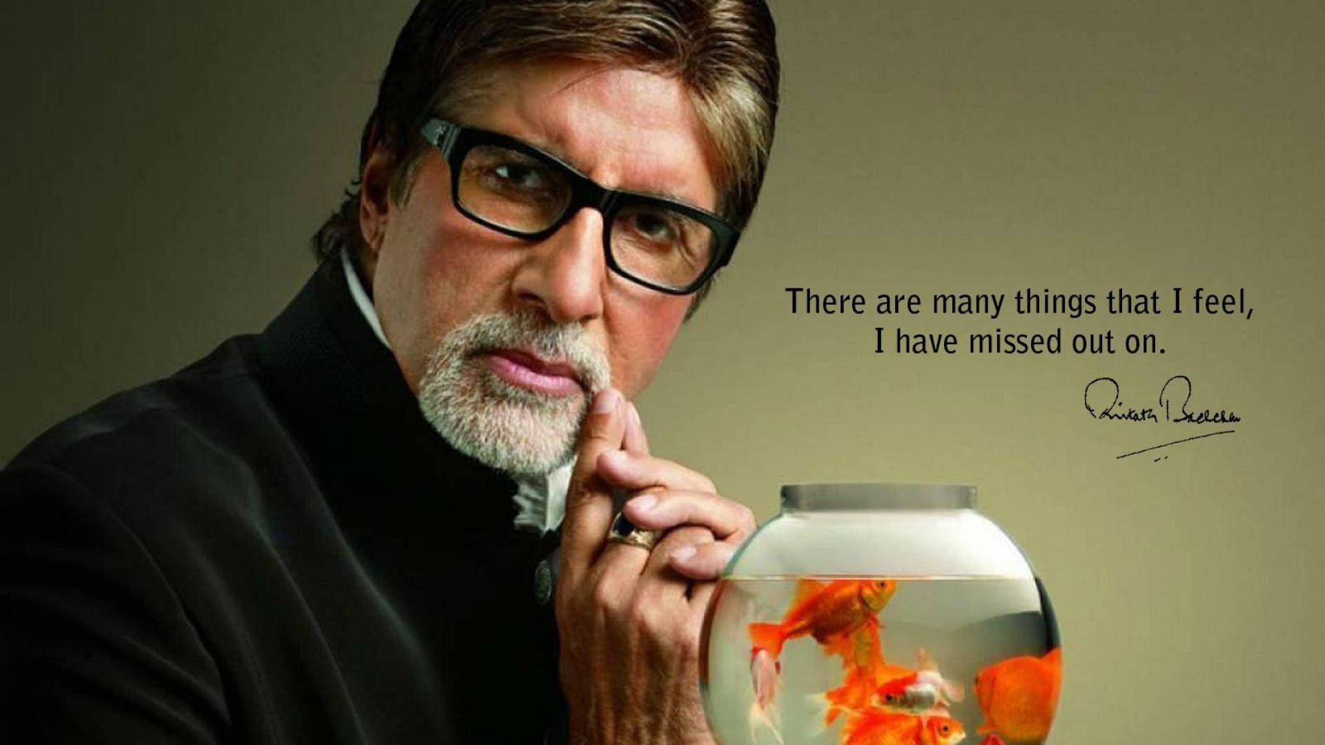 Amitabh Bachchan 桌布 壁紙 — 一個戴眼鏡的男人拿著一個裝有金魚的魚缸，文字寫著「我覺得我錯過了很多事情。」