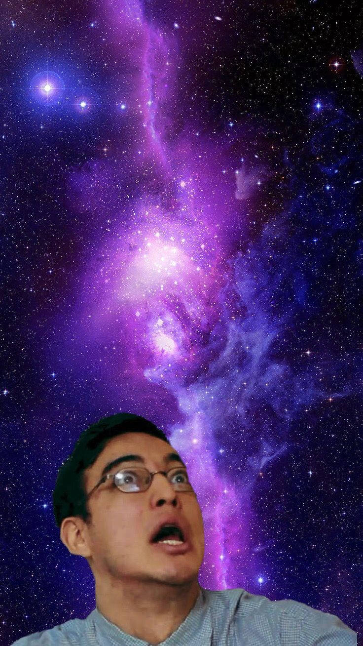 高清 桌布 壁紙 — 一個戴眼鏡的男人敬畏地凝視著一個充滿星星的充滿活力的紫色和藍色宇宙星雲。